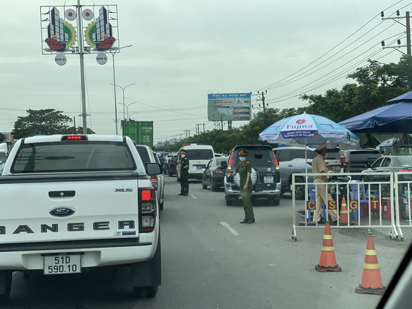 Vehicles flock to Vietnam’s southern beach city as COVID-19 testing certificate mandate removed
