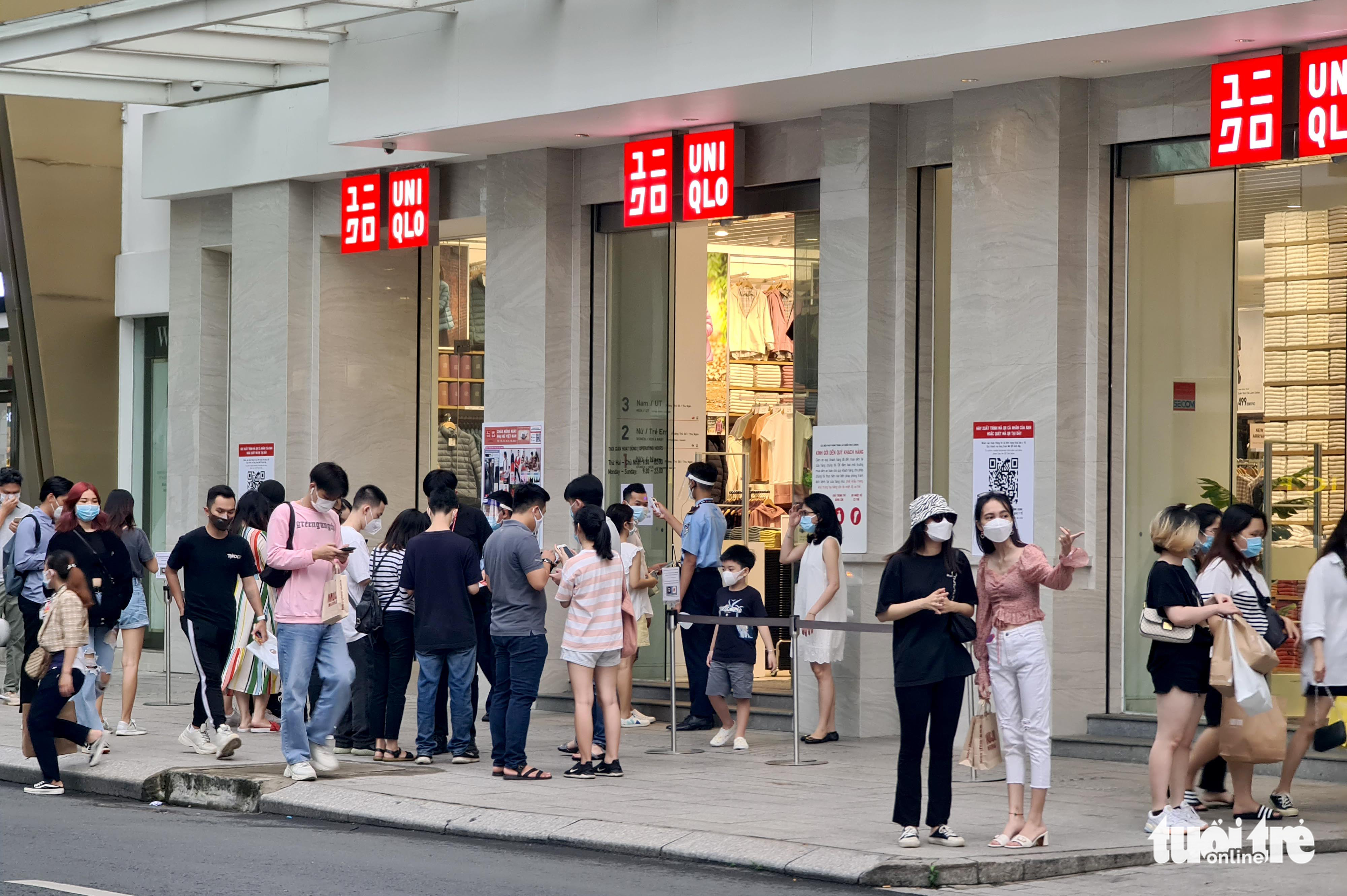 Shoppers crowd malls as sales begin in Ho Chi Minh City