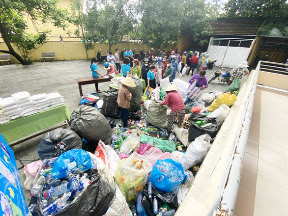 Trash for rice: Recycling event attracts dozens of Hoi An homemakers