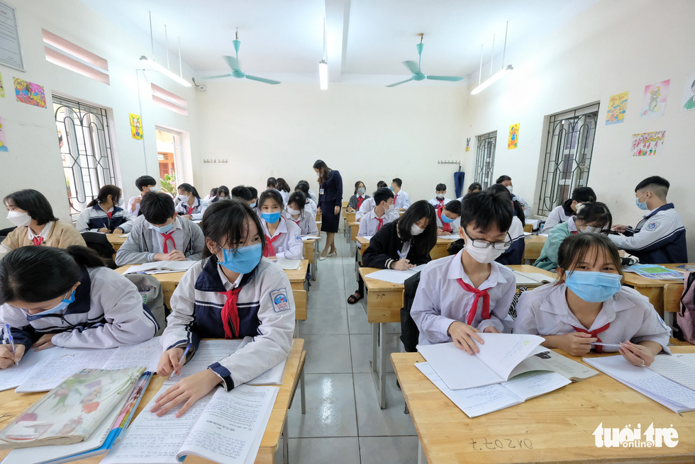 Students return to in-person classes in Hanoi after 6-month COVID-19 break