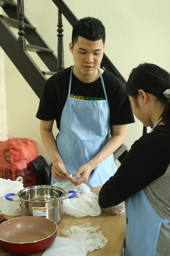 Blind highschoolers join meaningful cooking competition in Vietnam
