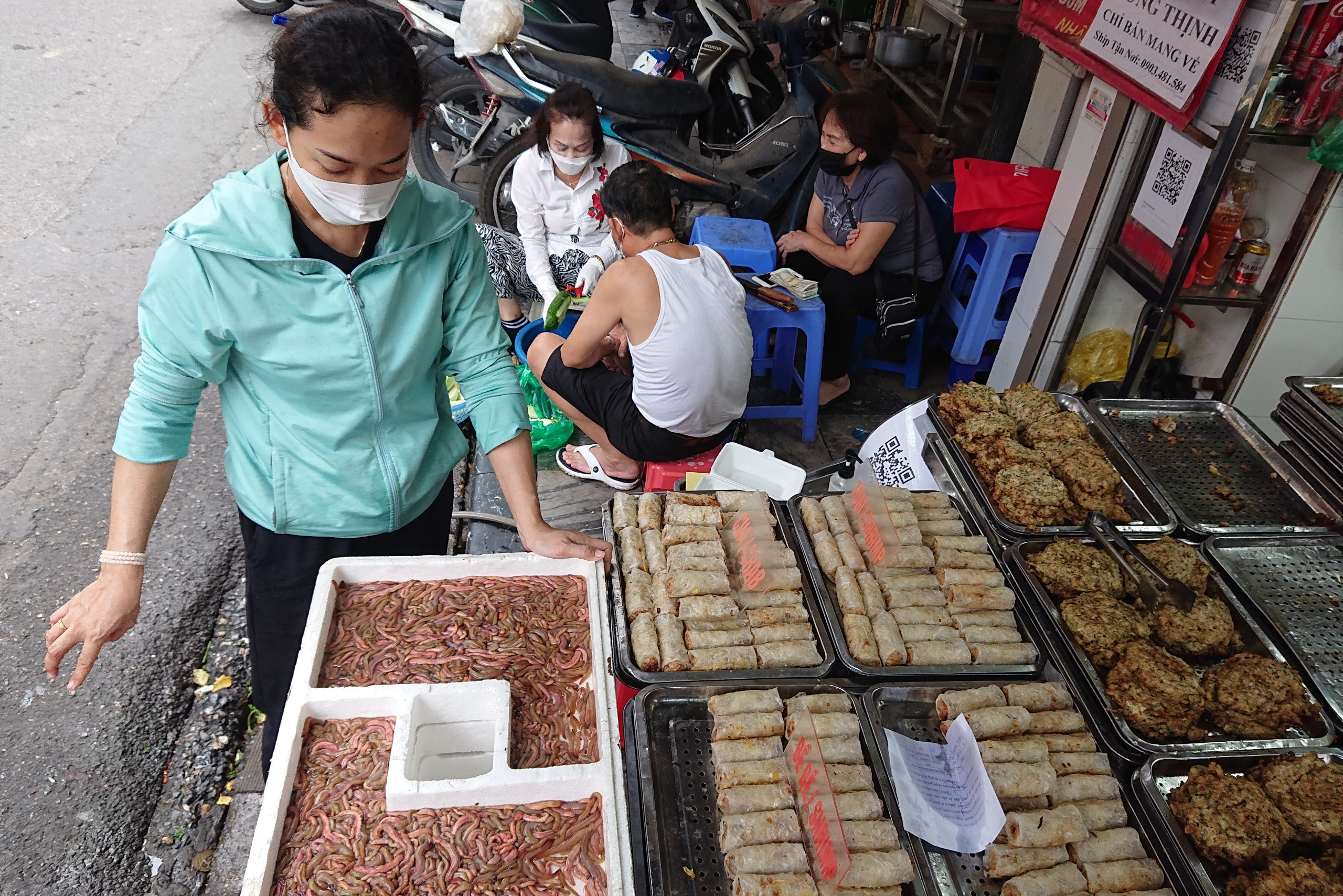 In photos: Cha ruoi - Vietnam’s famous sand worm omelet