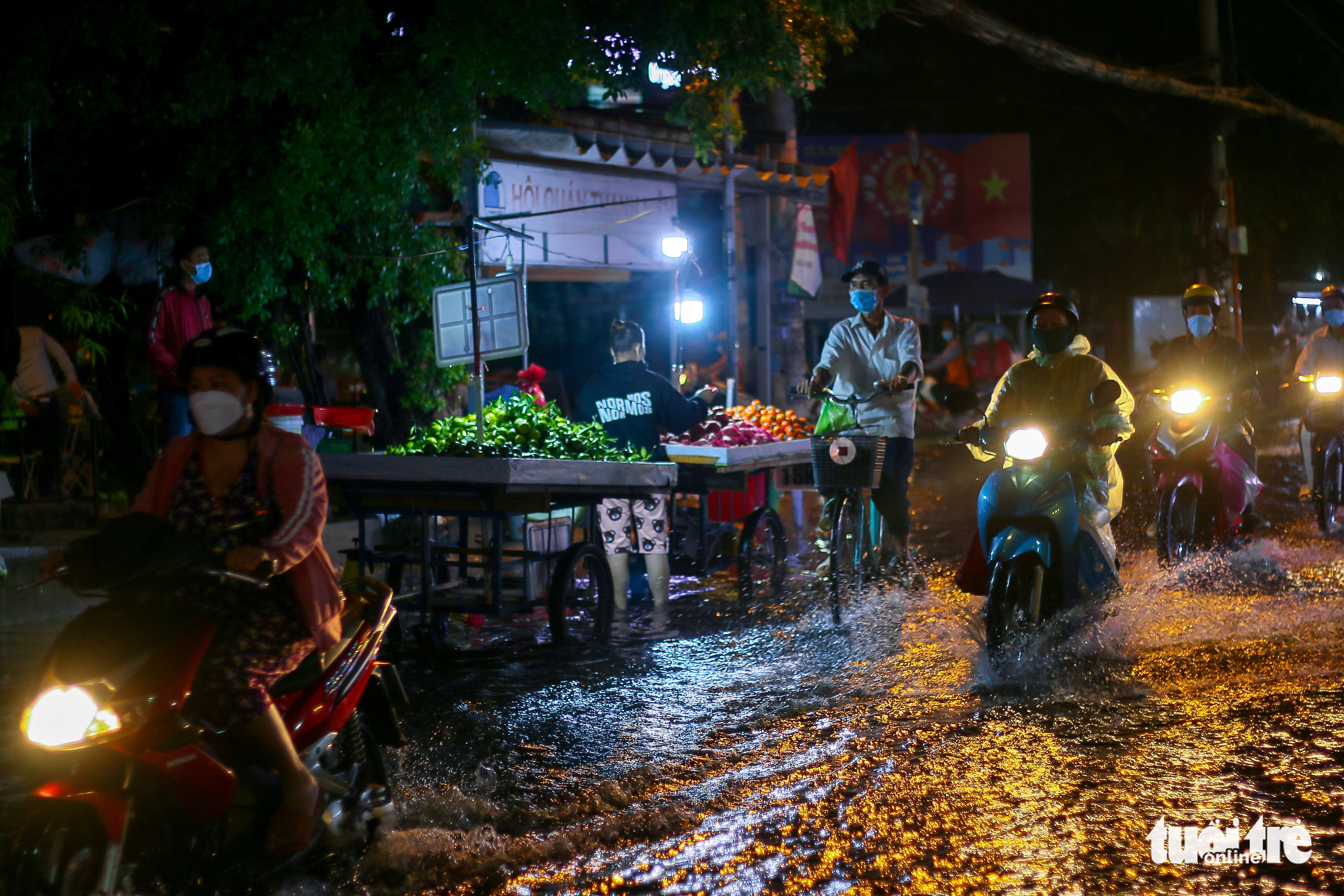 Downpour, high tide sink areas in Ho Chi Minh City