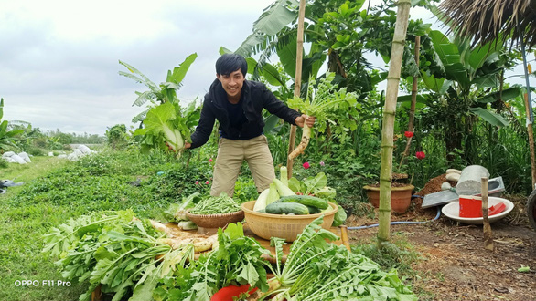 Former petroleum engineer succeeds with organic farming in central Vietnam