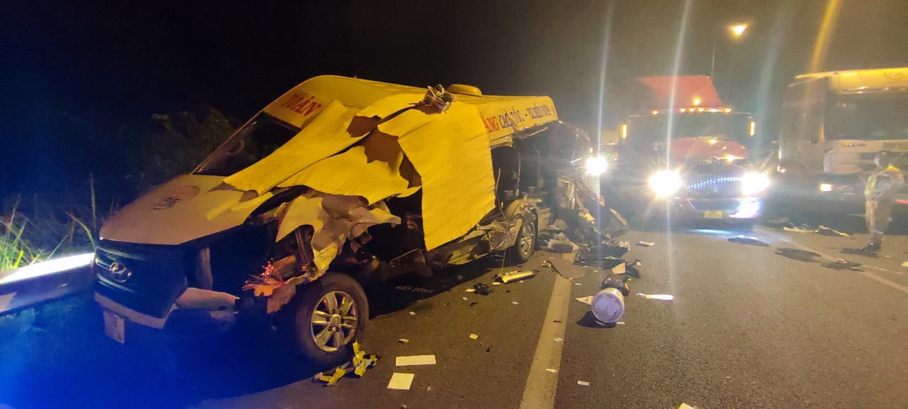 Driver killed, passengers injured as van rear-ends tractor-trailer on Vietnam expressway