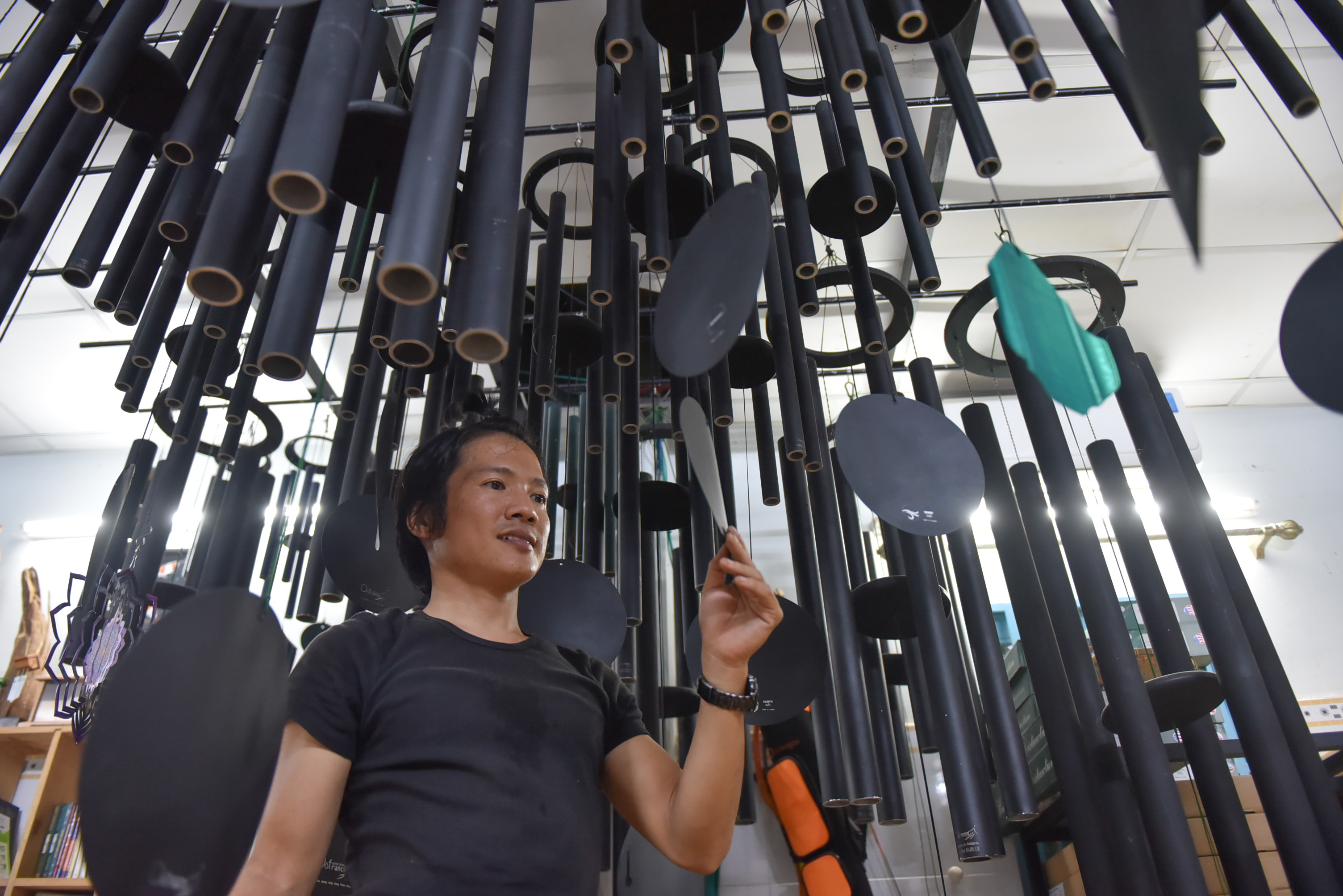 Vietnamese man produces meditation wind chimes