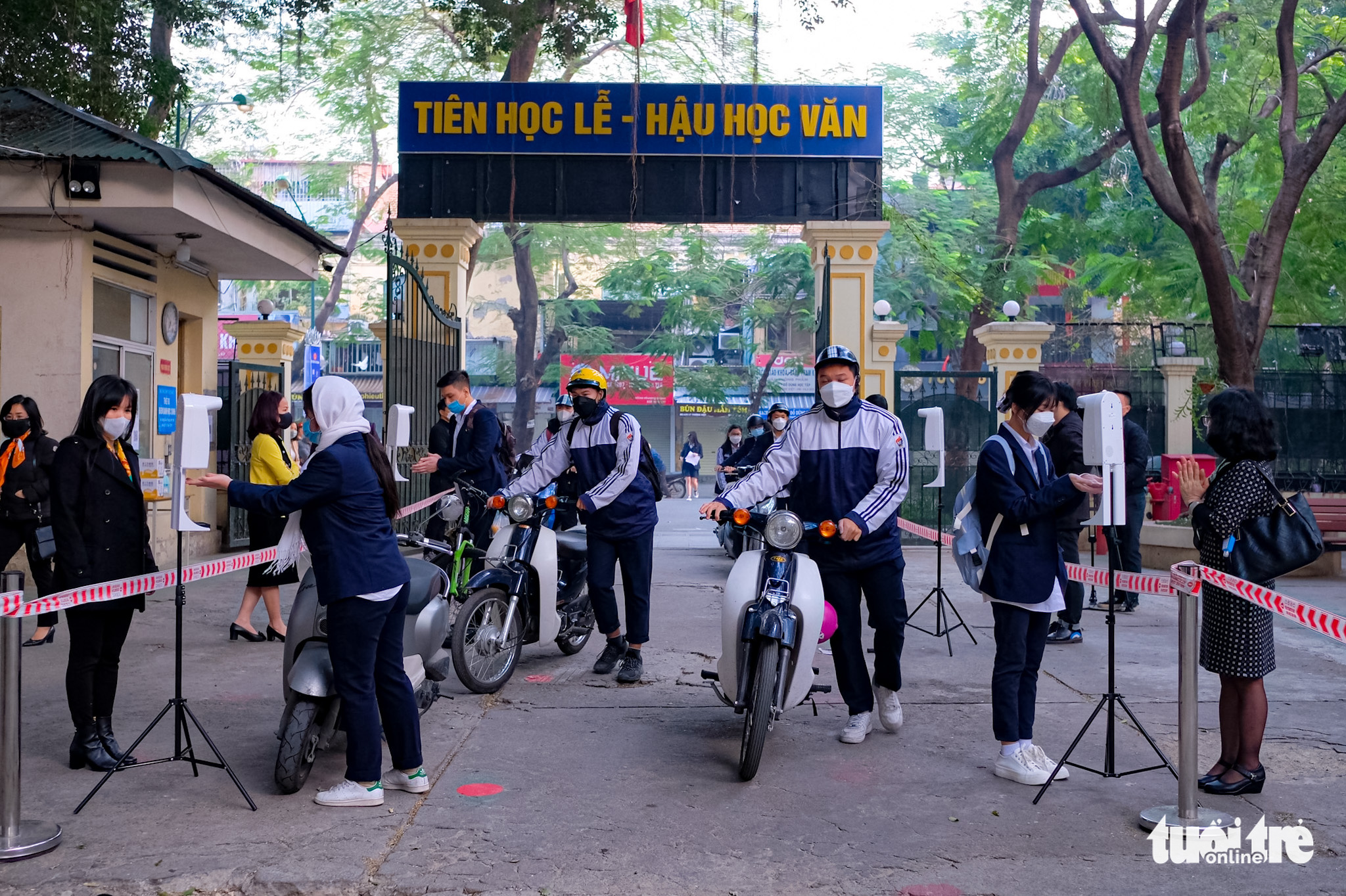 Hanoi 12th graders, Da Nang 1st graders back to school