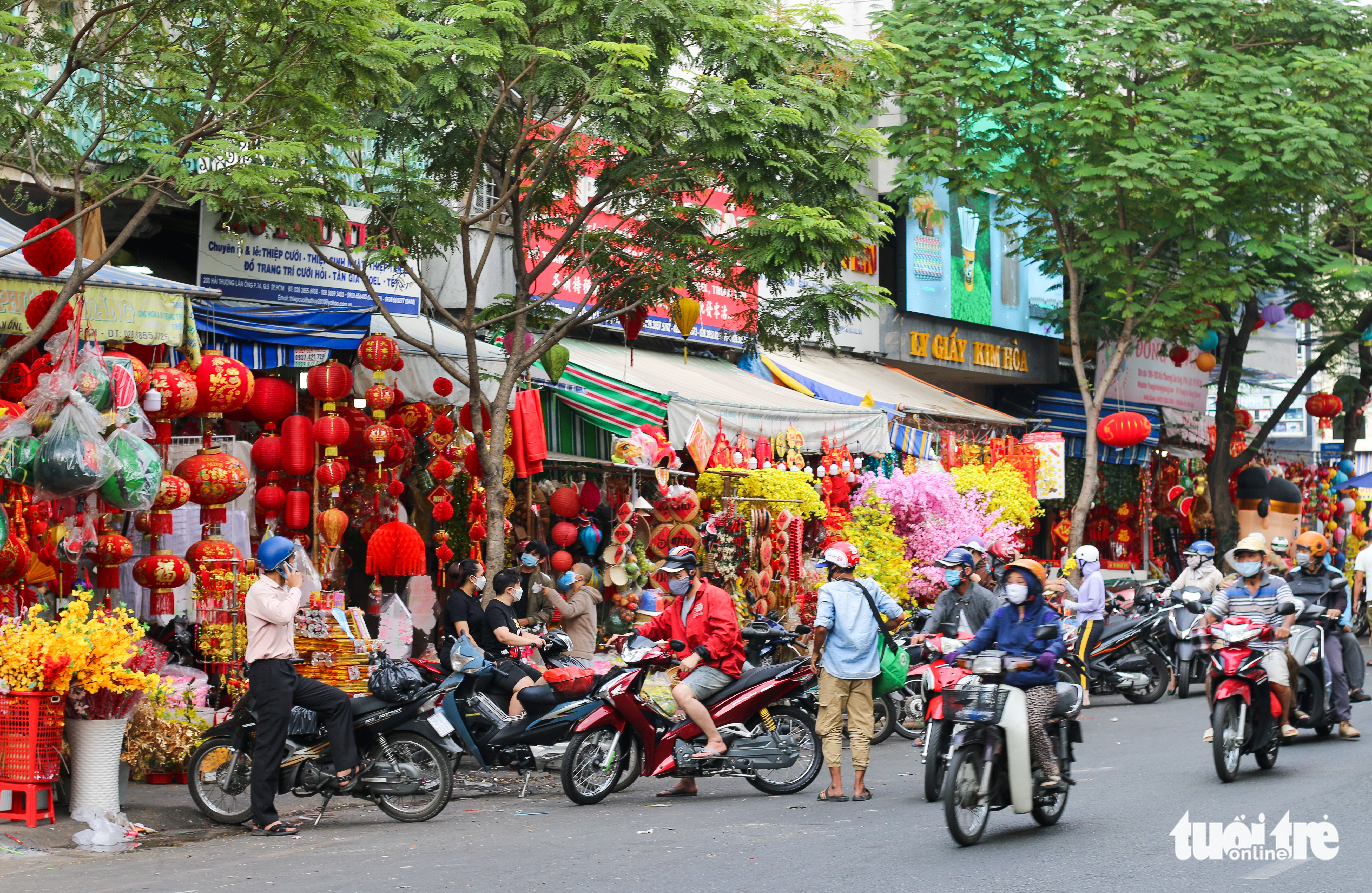 So-called fortune market in Ho Chi Minh City brilliant in red ahead of Tet