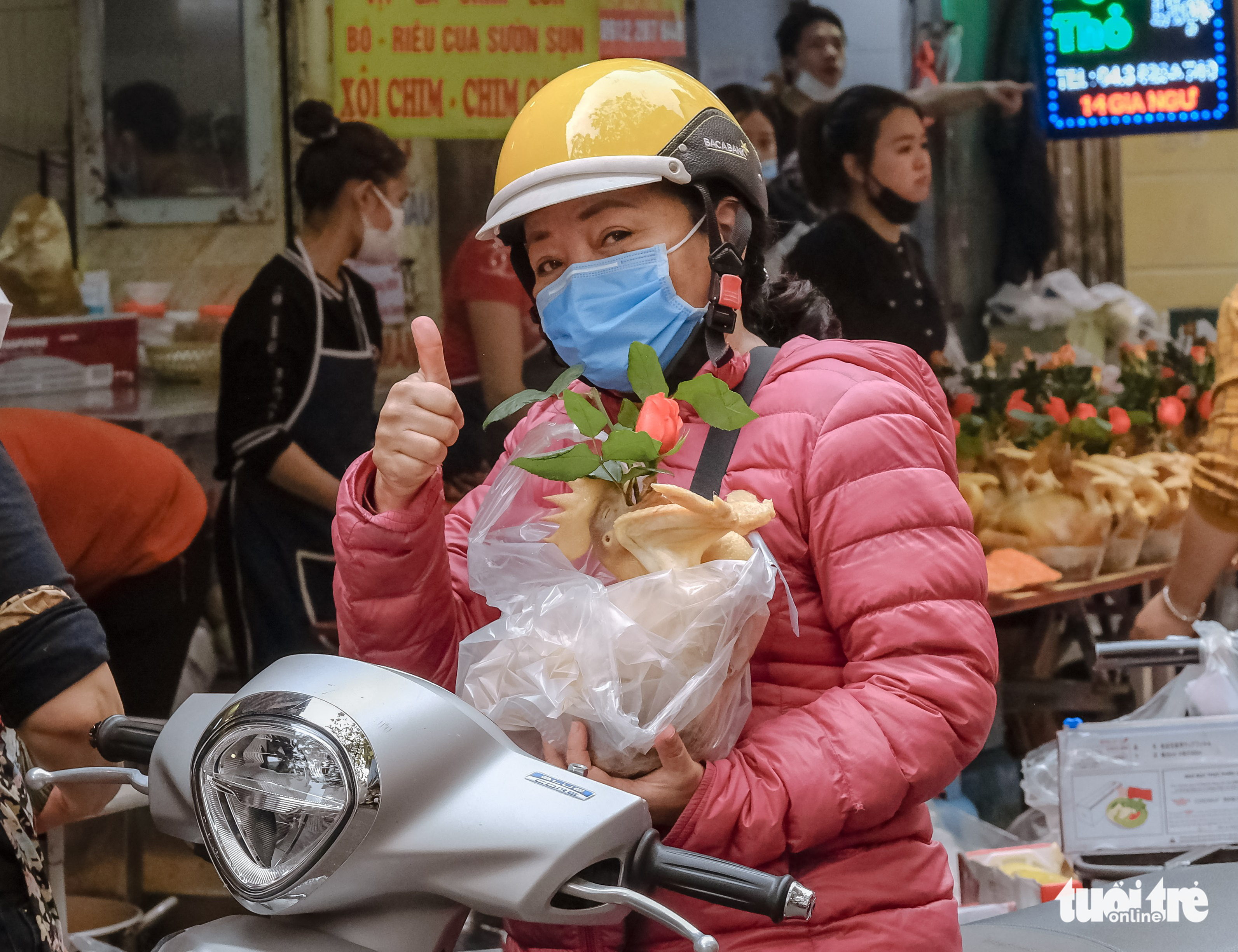 Hanoi people choose boiled chickens with roses for ‘Kitchen Gods’ farewell ritual