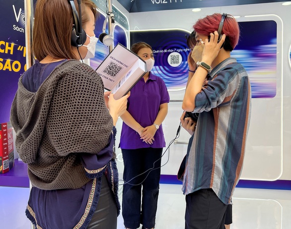 Ho Chi Minh City book street festival attracts youth with audiobooks