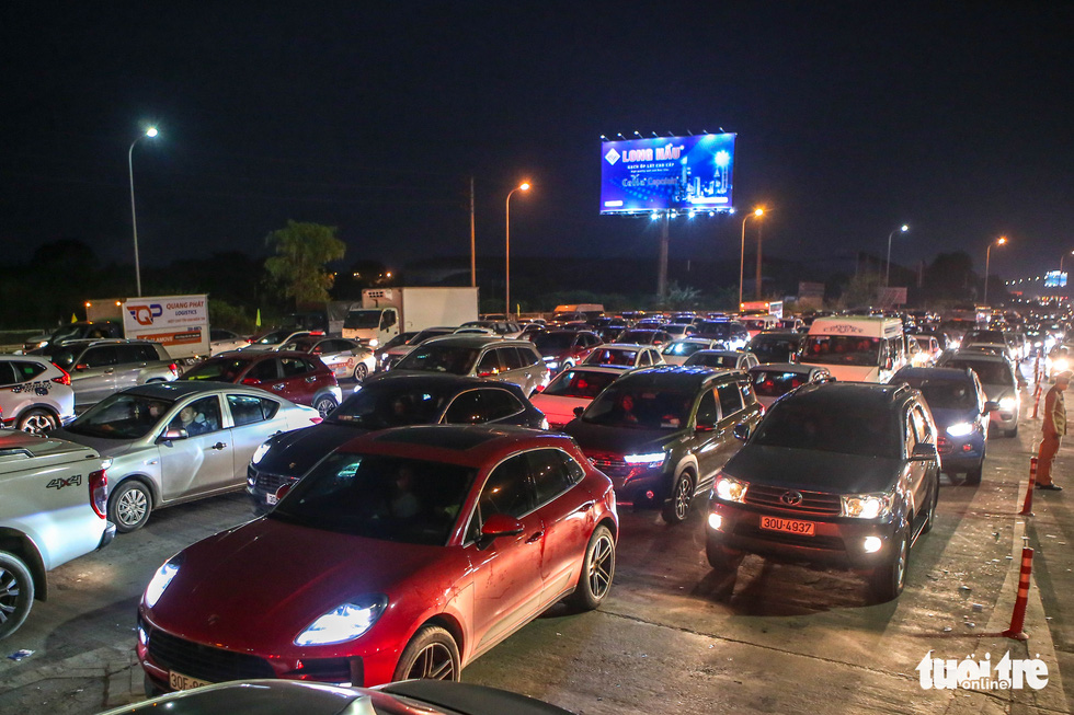 Traffic congested on expressway as people return to Hanoi from Tet holiday