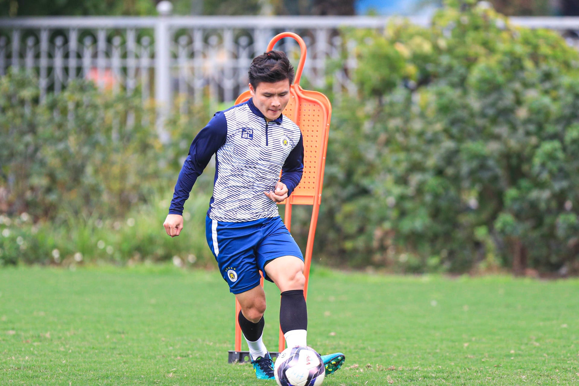 Vietnam’s star midfielder tests positive for COVID-19 twice