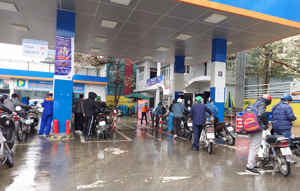 Gasoline prices gallop amid mass filling station shutdown in Vietnam
