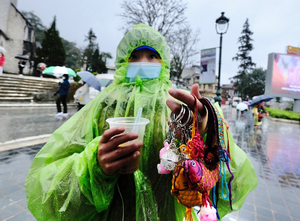 Child vendors crowd cold streets of Vietnam’s Sa Pa