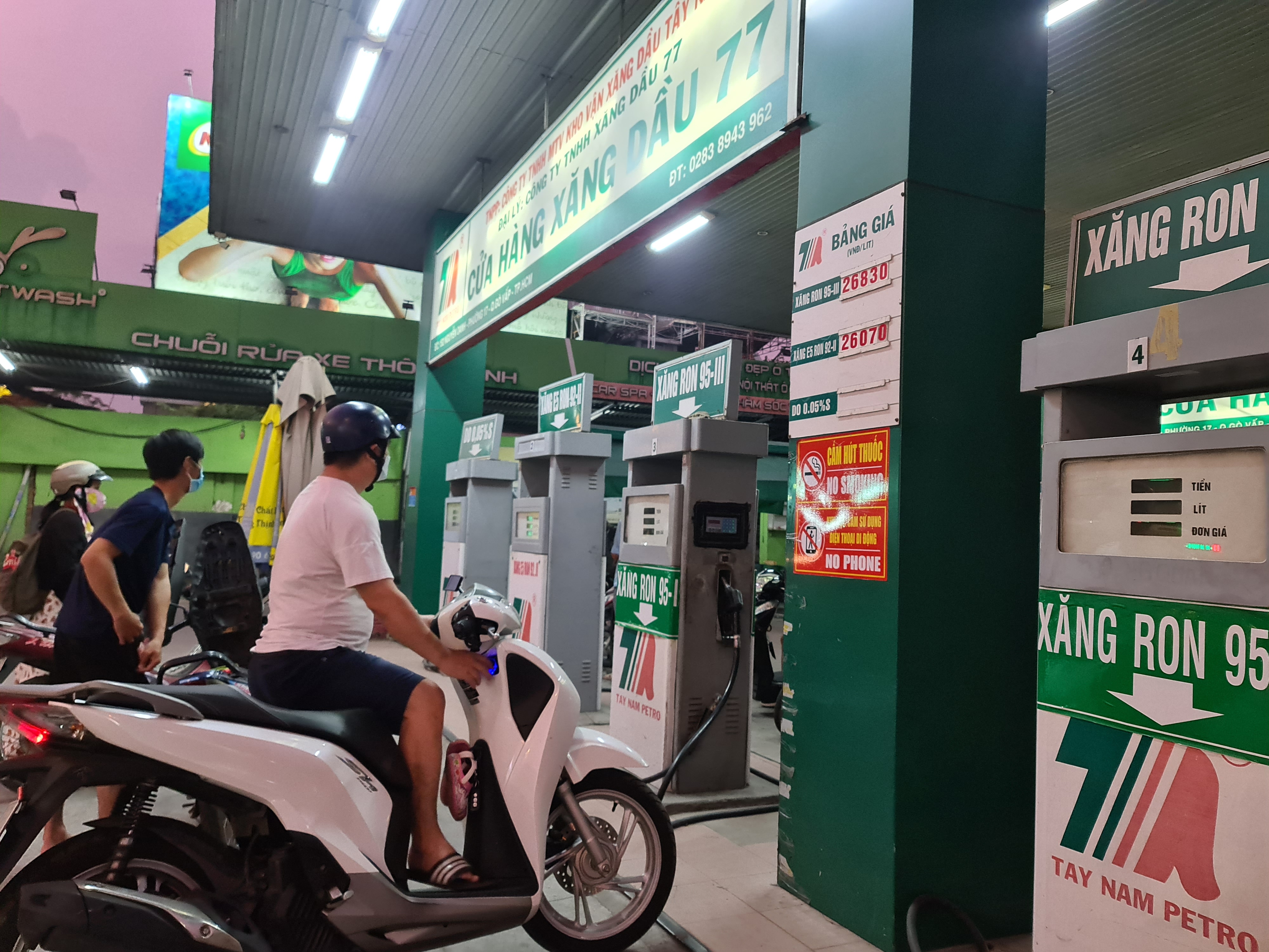 Vietnam must prepare response plans for soaring fuel prices: experts