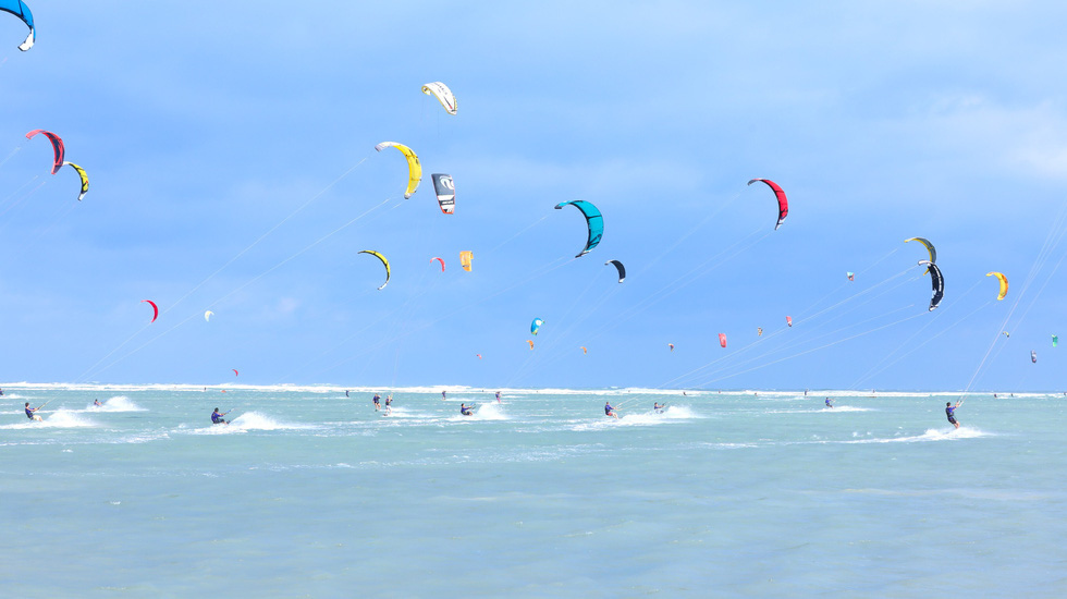 Kite boarders gravitate to south-central Vietnam