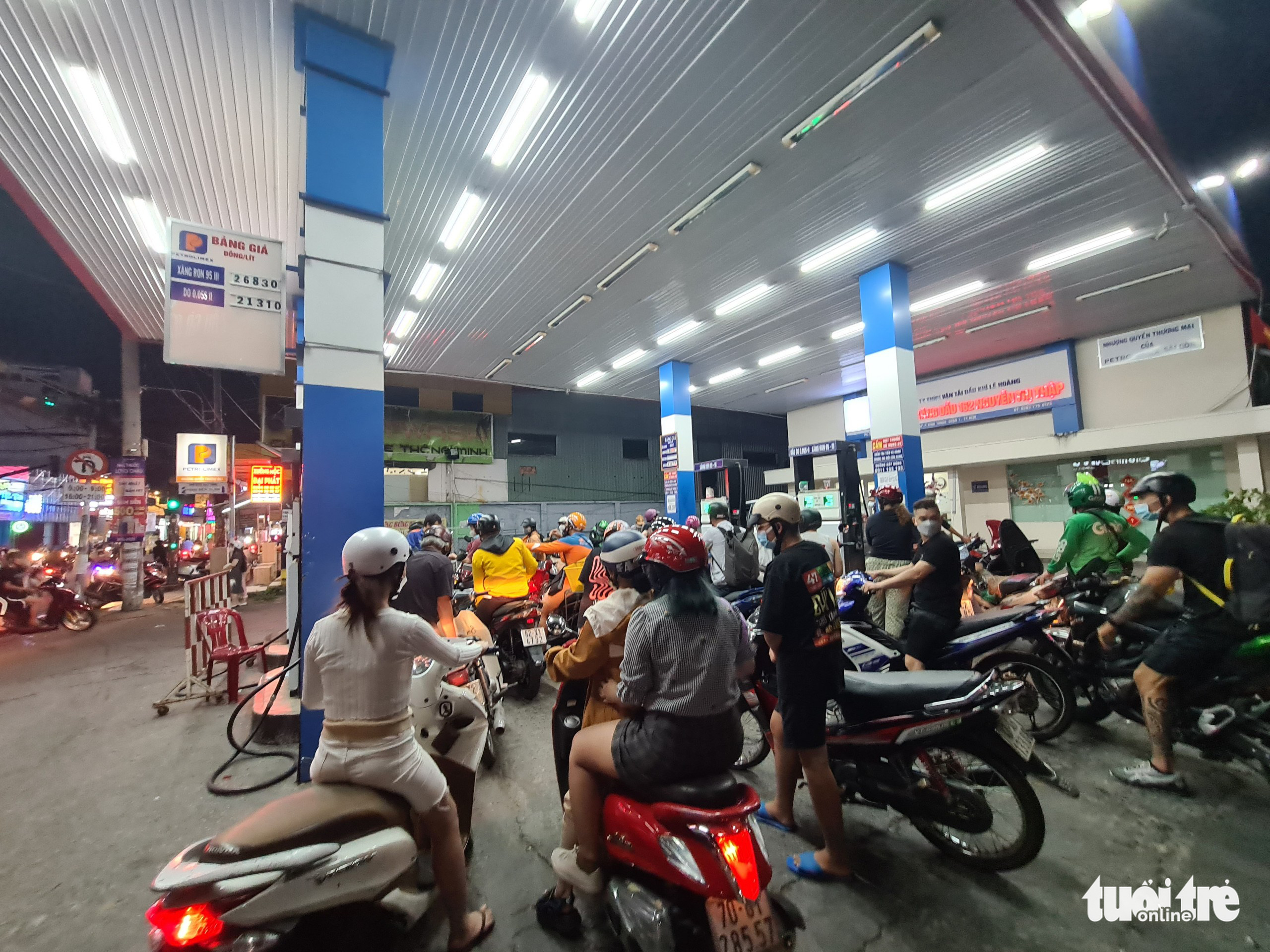 Ho Chi Minh City residents rush to buy gasoline night before price adjustment