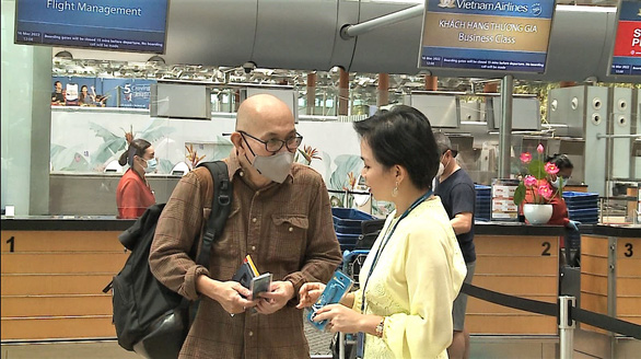 Vietnam welcomes first foreign visitors following official int'l tourism reopening