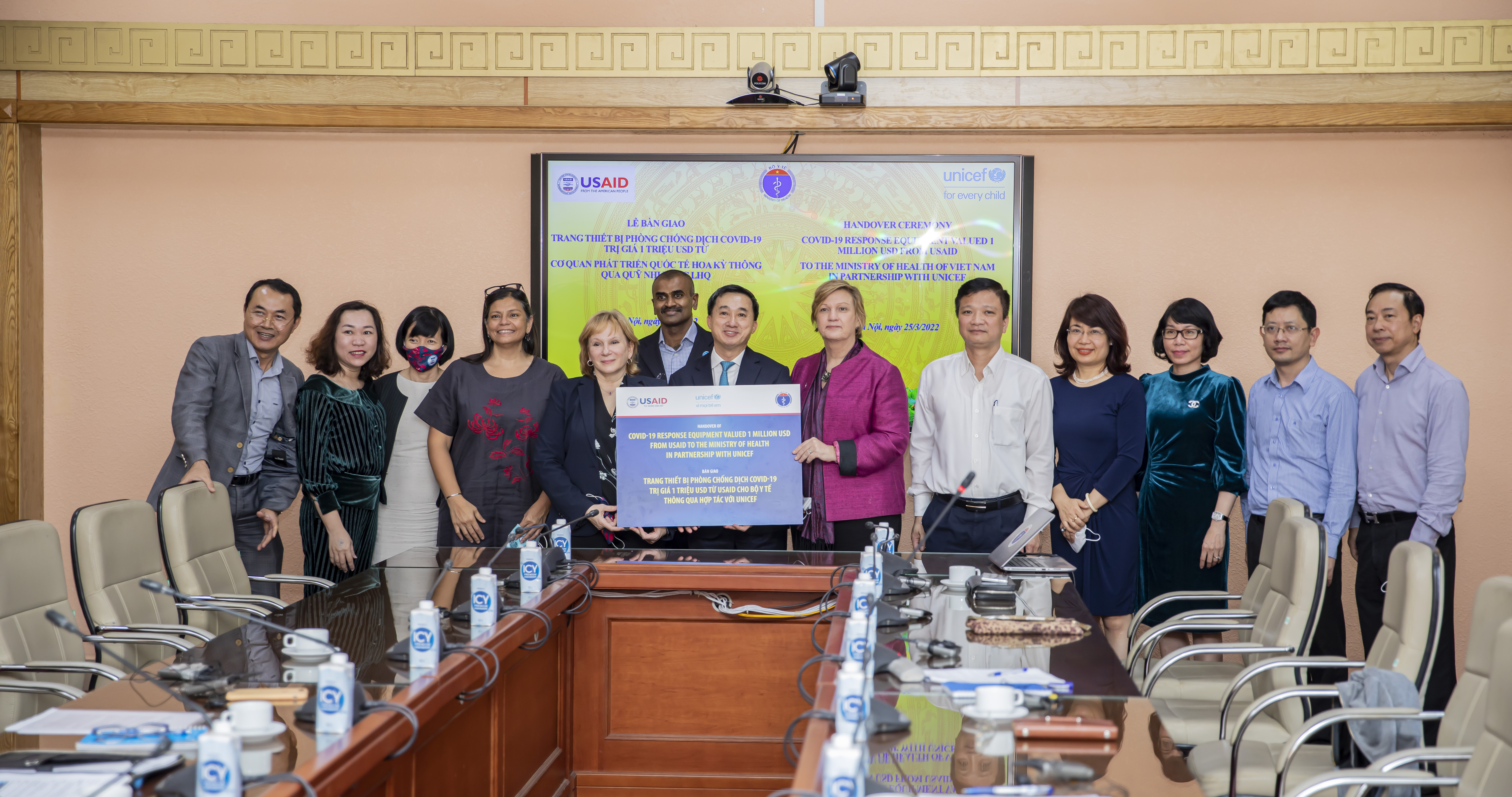 USAID, UNICEF offer $1mn COVID-19 response equipment to Vietnam