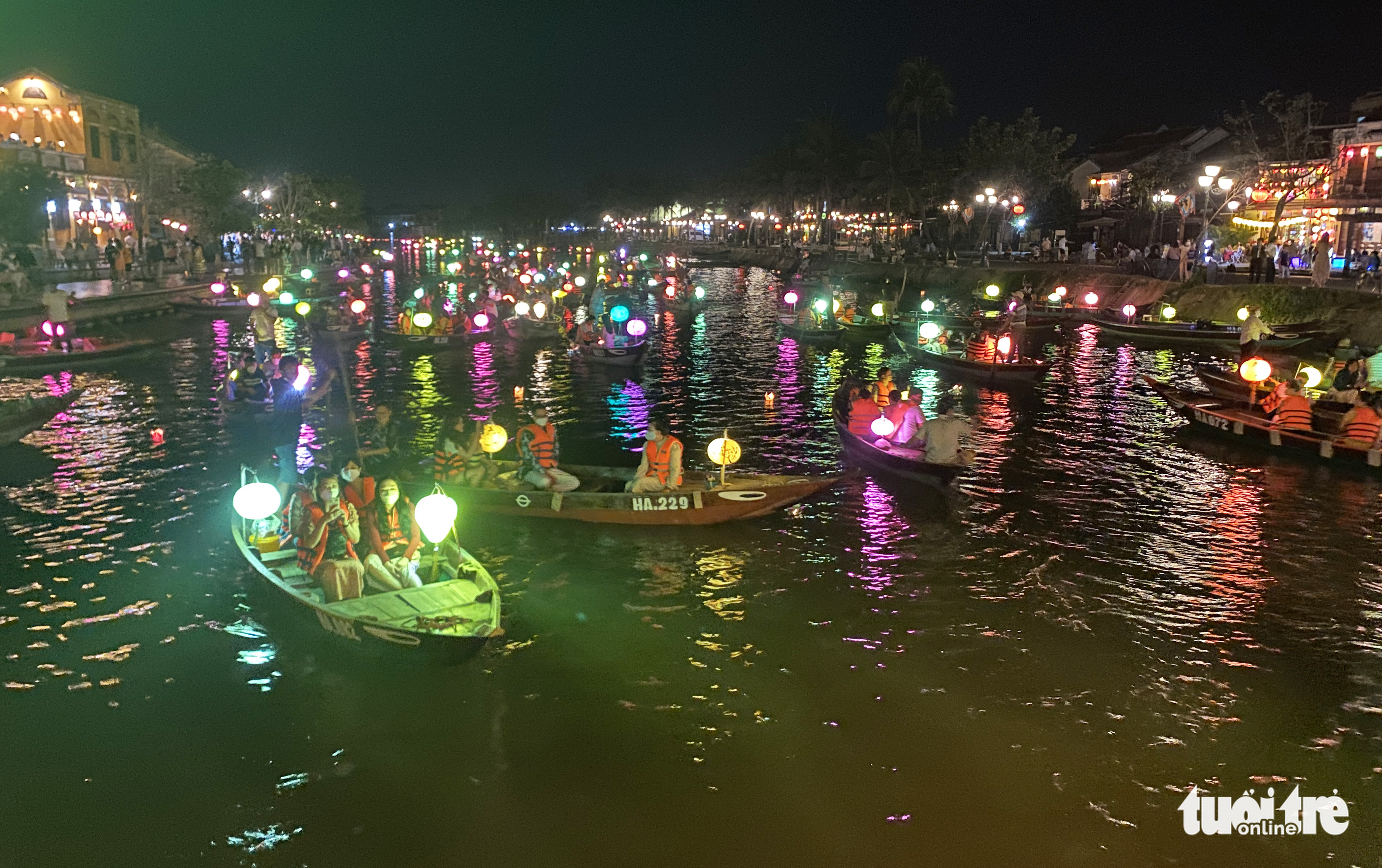 Vietnam’s Hoi An crowded, bustling on opening night of National Tourism Year