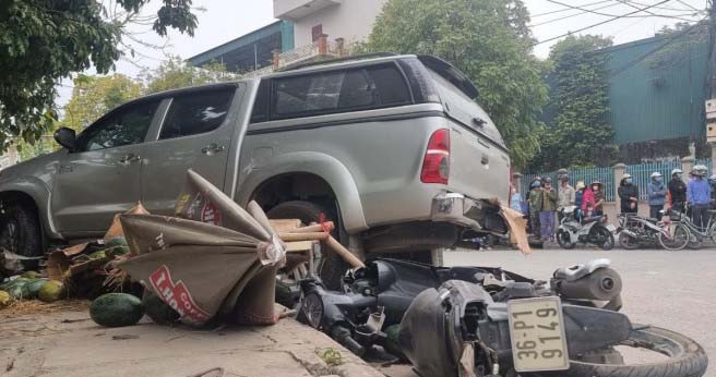 Two killed after car crashes into roadside fruit stall in Vietnam