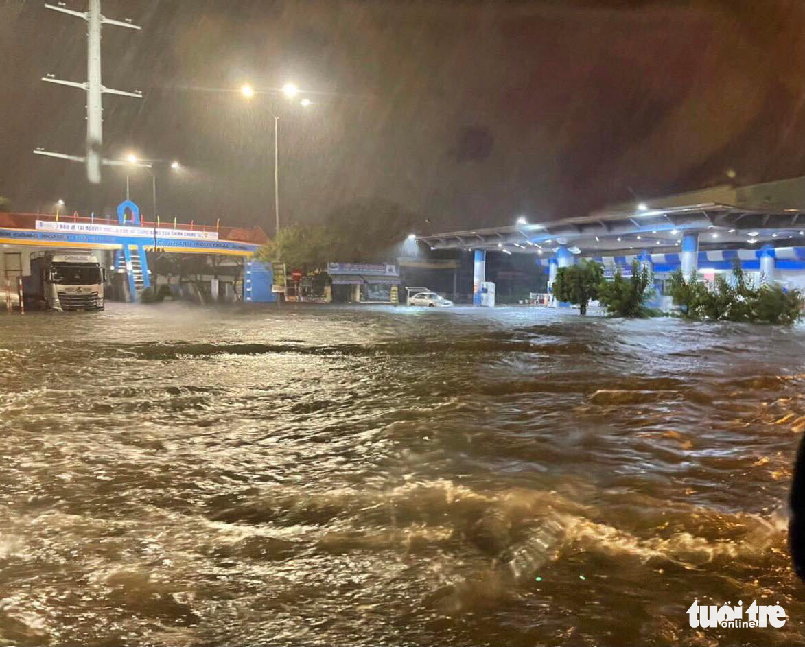 Torrential unseasonal rains flood Da Nang City