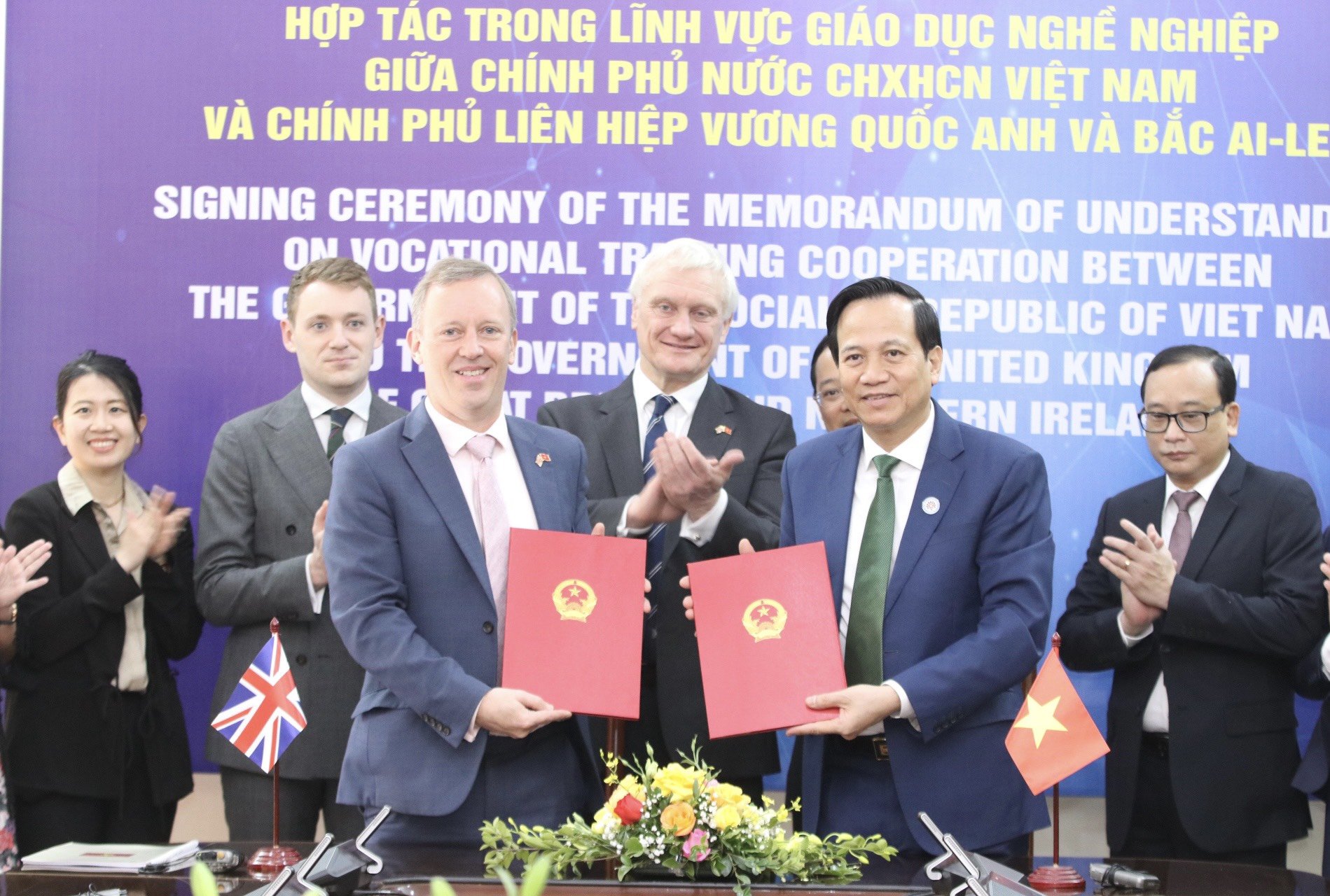Vietnam, UK sign MoU on vocational training cooperation