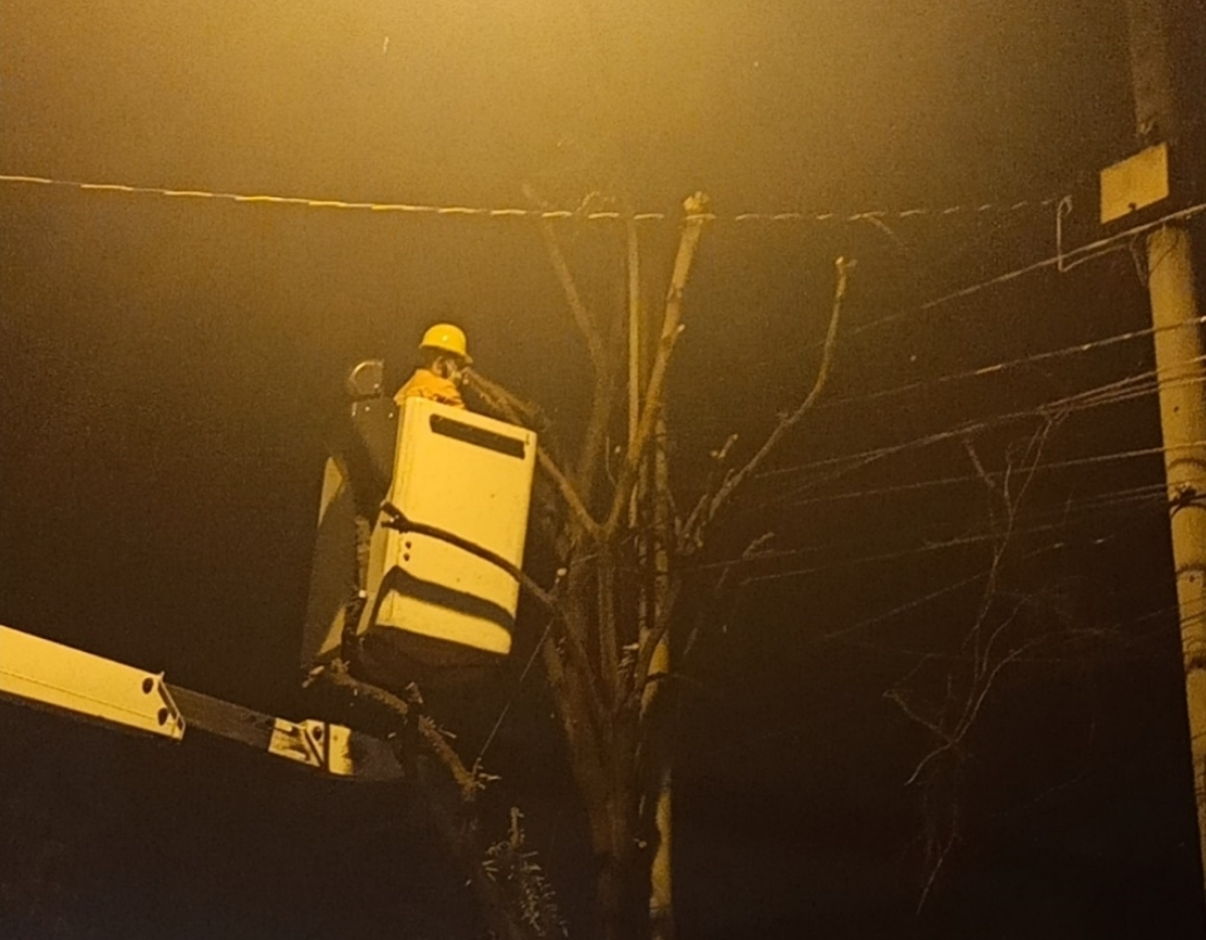 Electric leakage from street lighting system kills two men in southern Vietnam