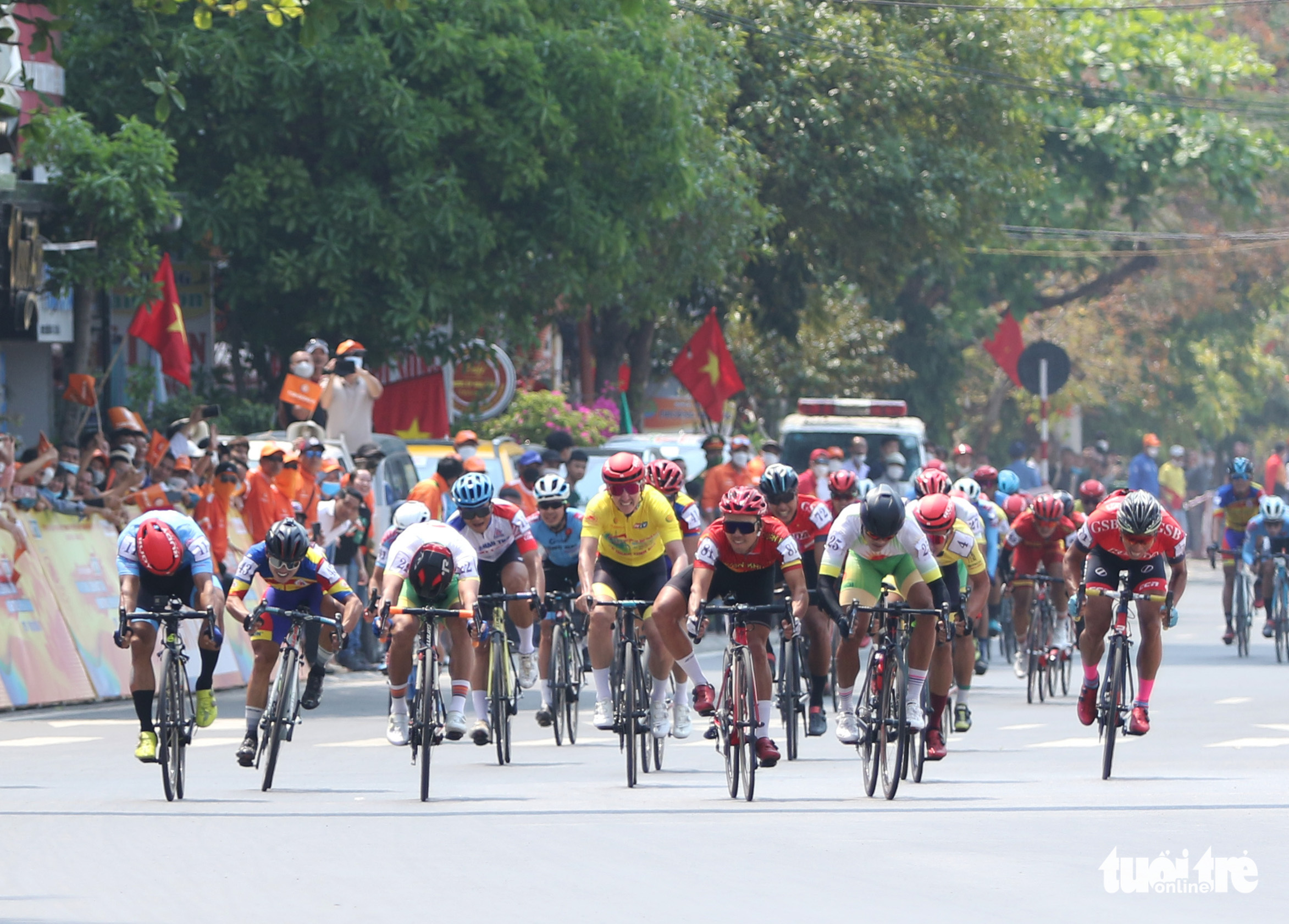 Vietnamese rider narrowly wins 4th stage of national cycling race