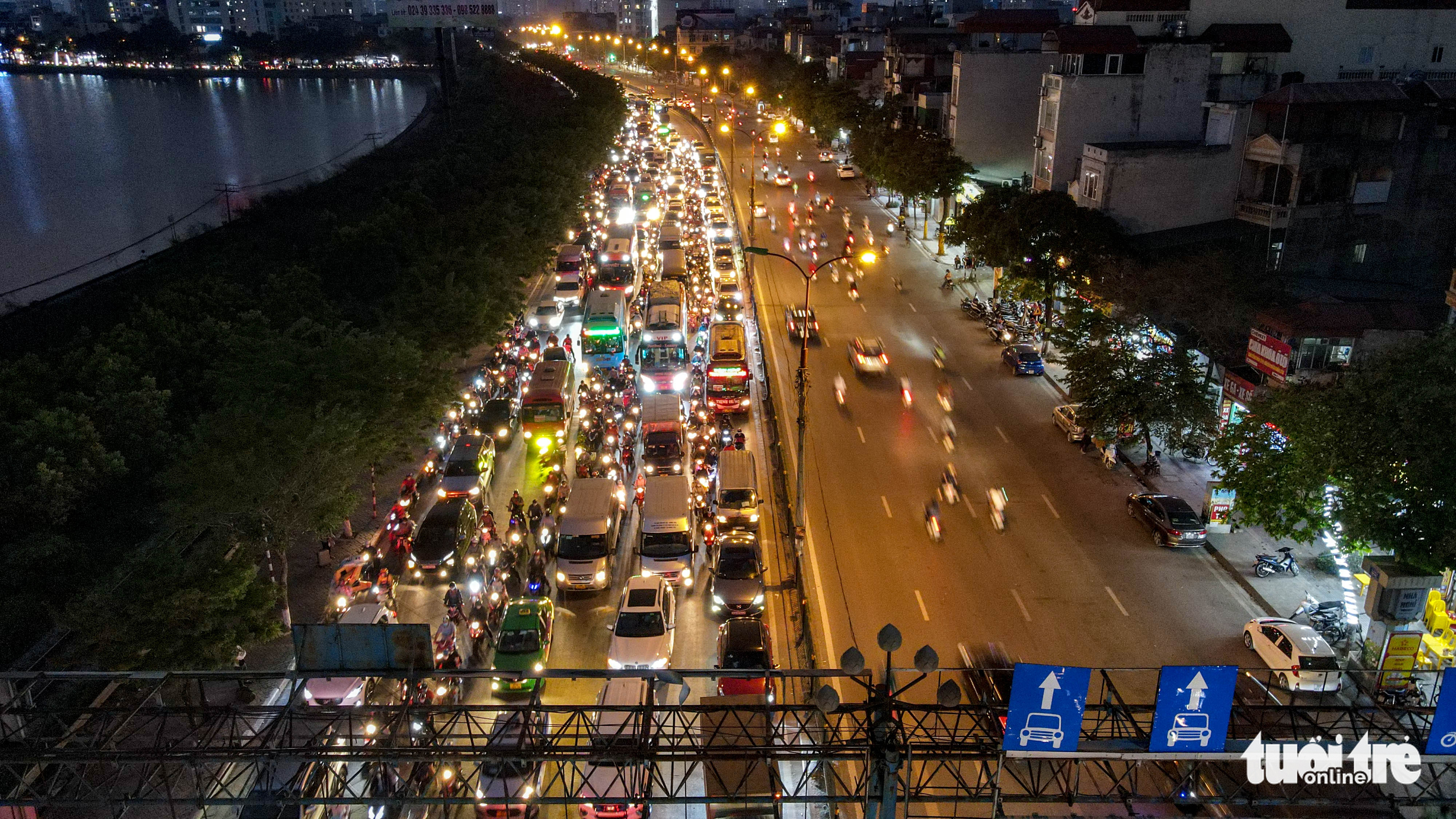 Traffic jams choke major gateways in Hanoi as holiday begins