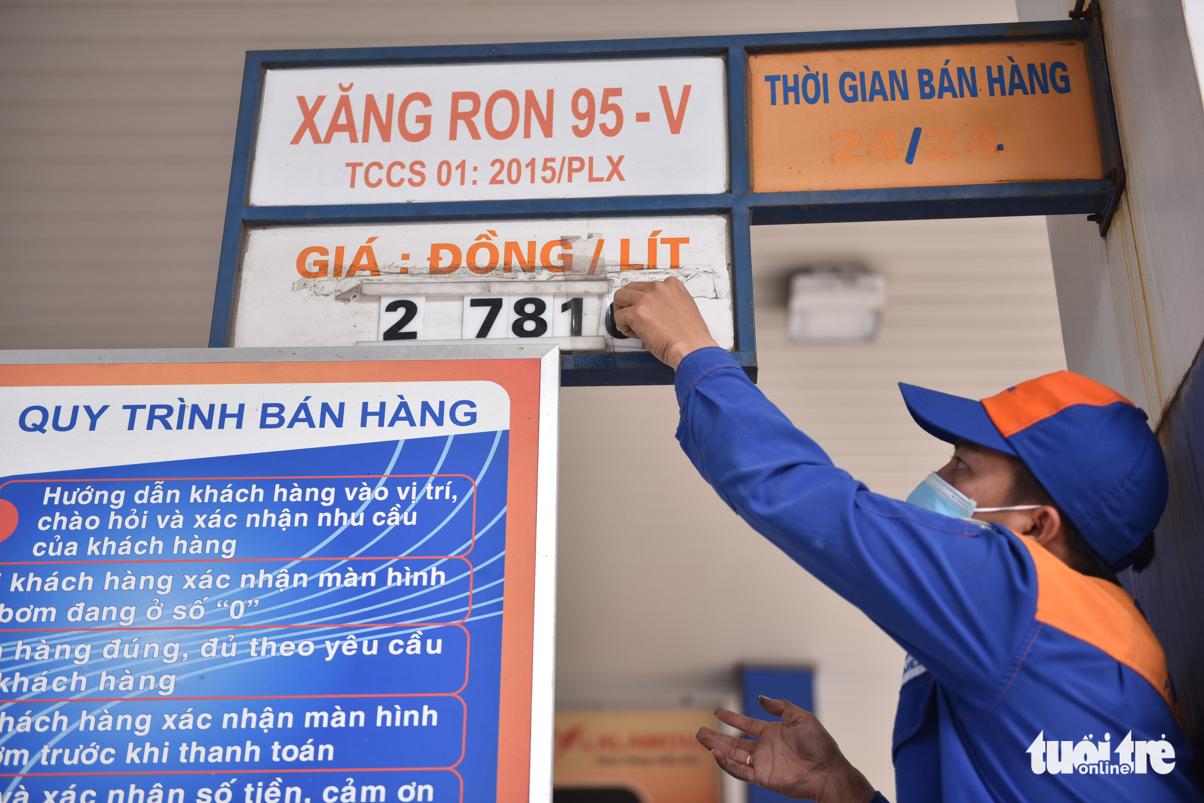 Vietnam announces third straight fuel price reduction