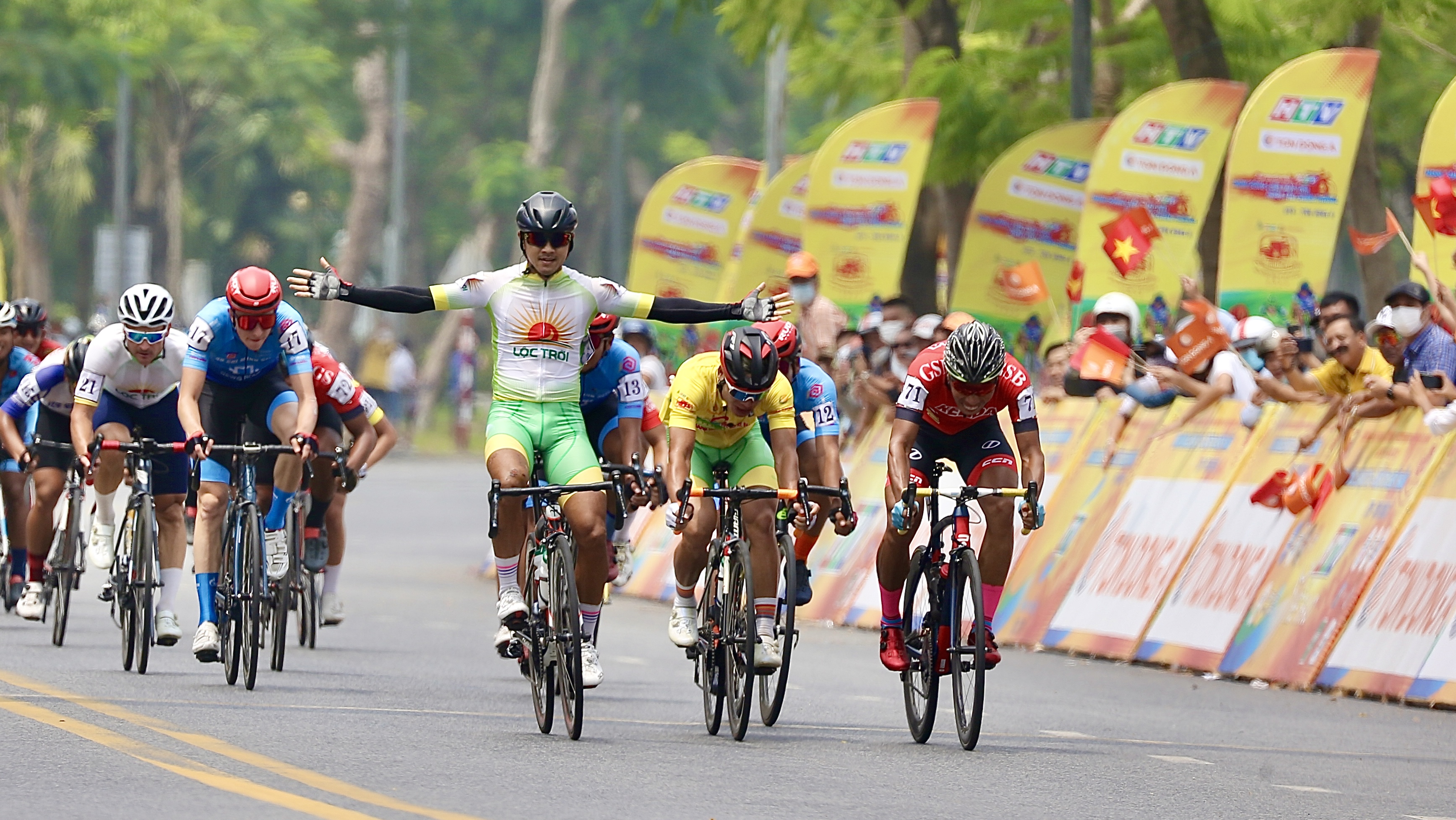 Vietnamese racer wins national cycling tourney’s 10th stage