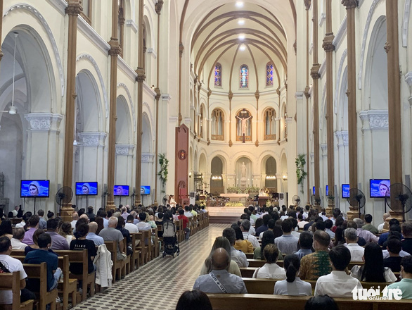 Foreigners attend Easter masses in Ho Chi Minh City