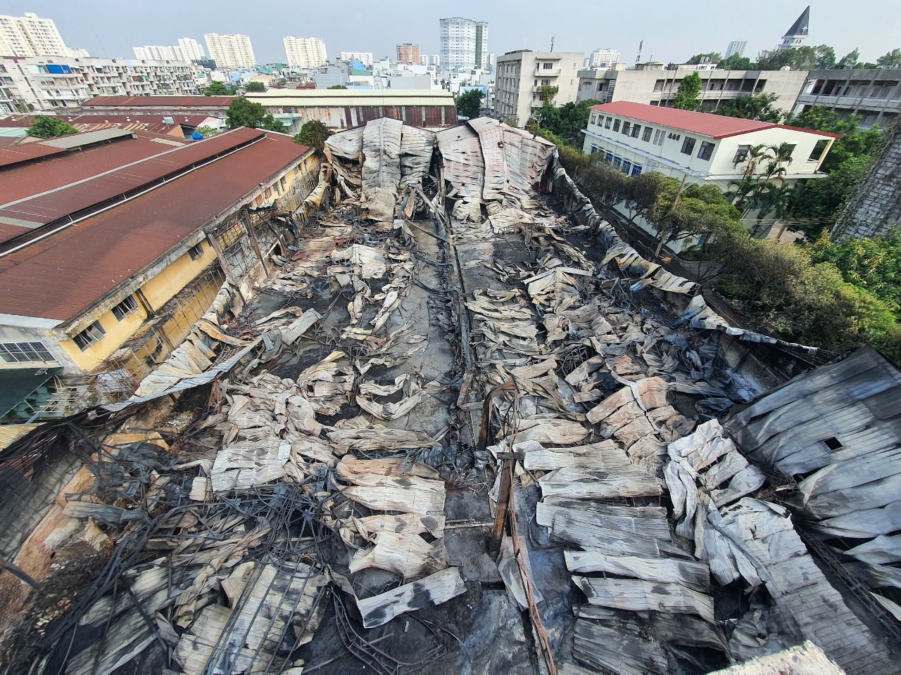 Fires engulf wedding studio, warehouse next to university dorm in Ho Chi Minh City
