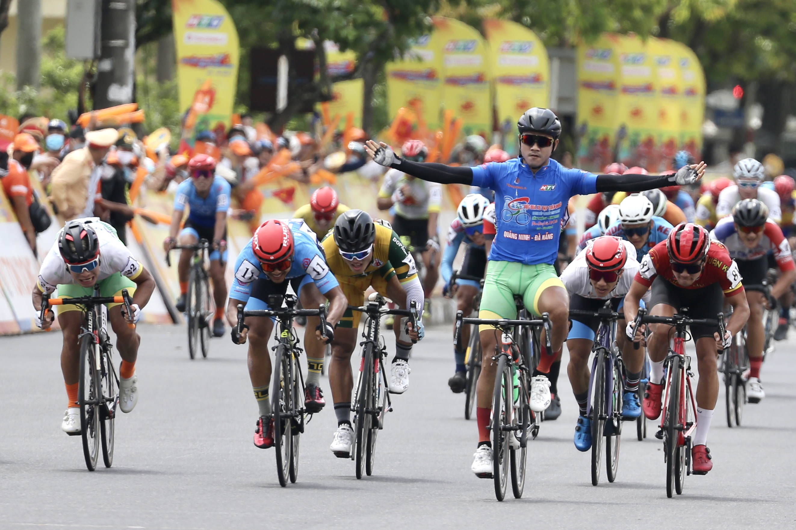 Vietnamese rider strengthens lead position in mountains classification at national cycling race