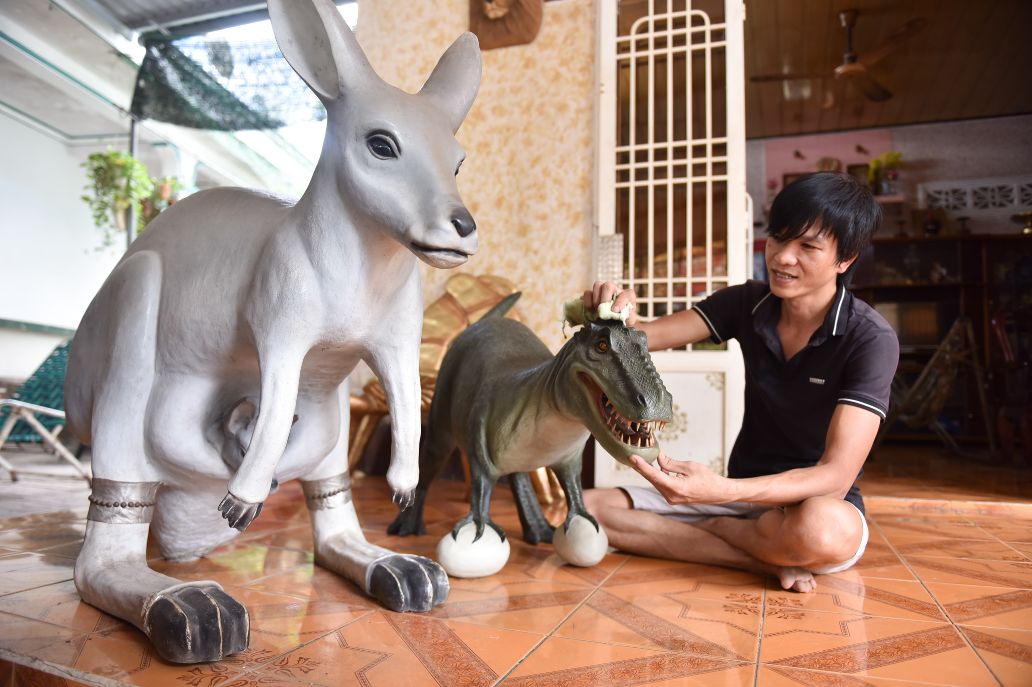 Vietnamese man turns old cartons into animal sculptures