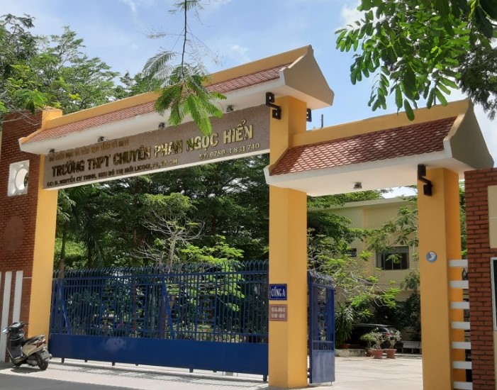 In Vietnam, school vice-principal asks students to eat food from garbage can
