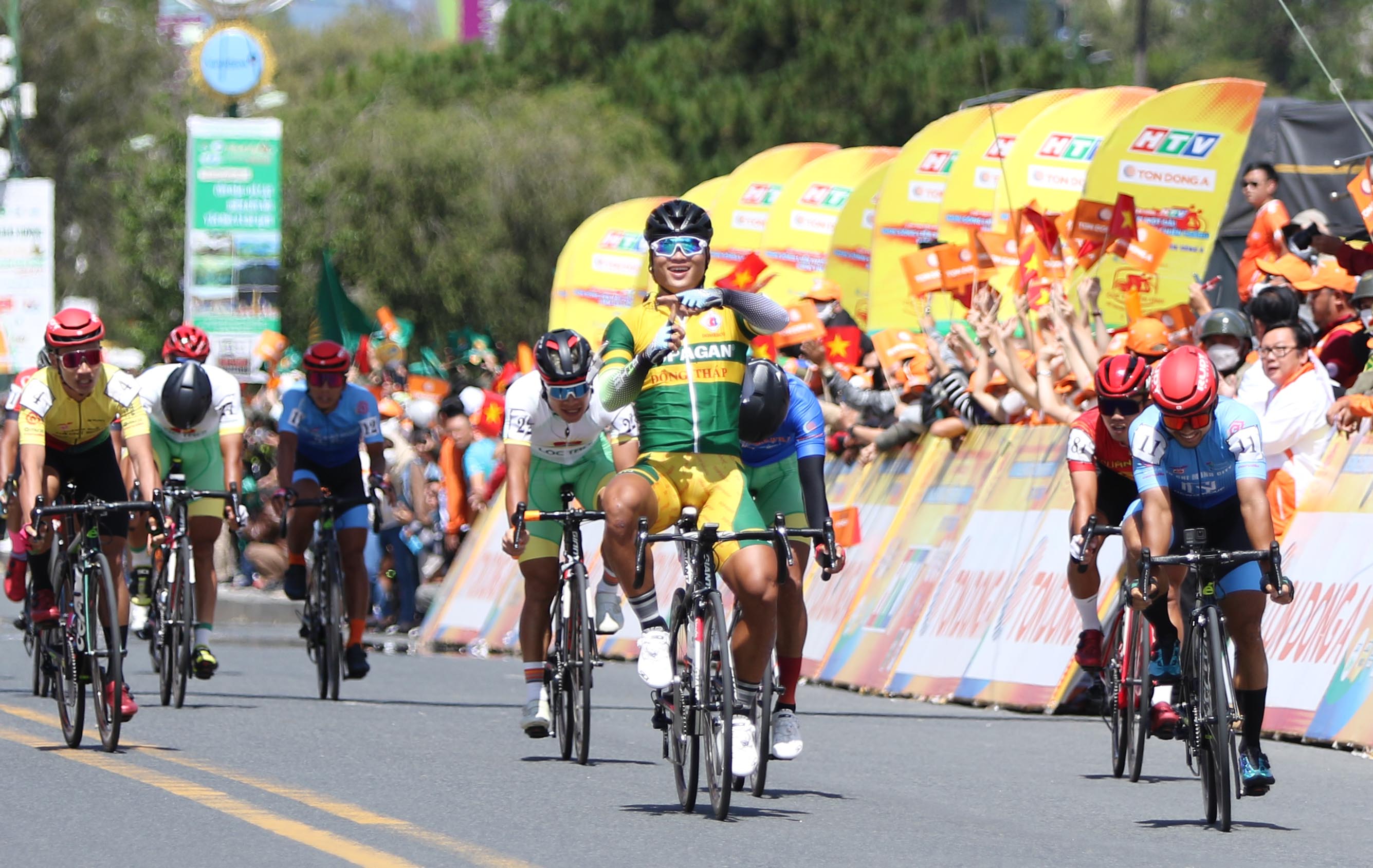Eliminated Vietnamese rider wins criterium at national race