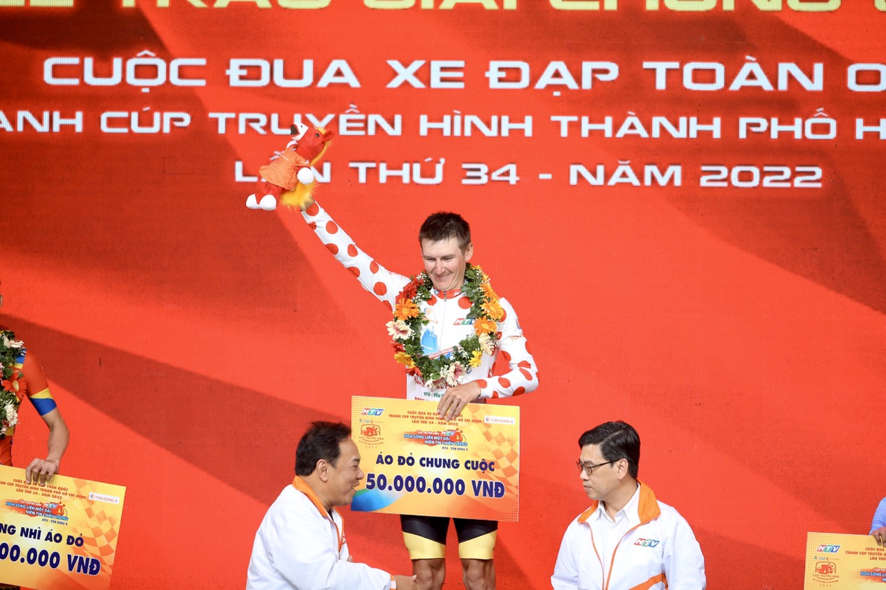 Russian cyclist wins big in debut at Vietnam’s national race
