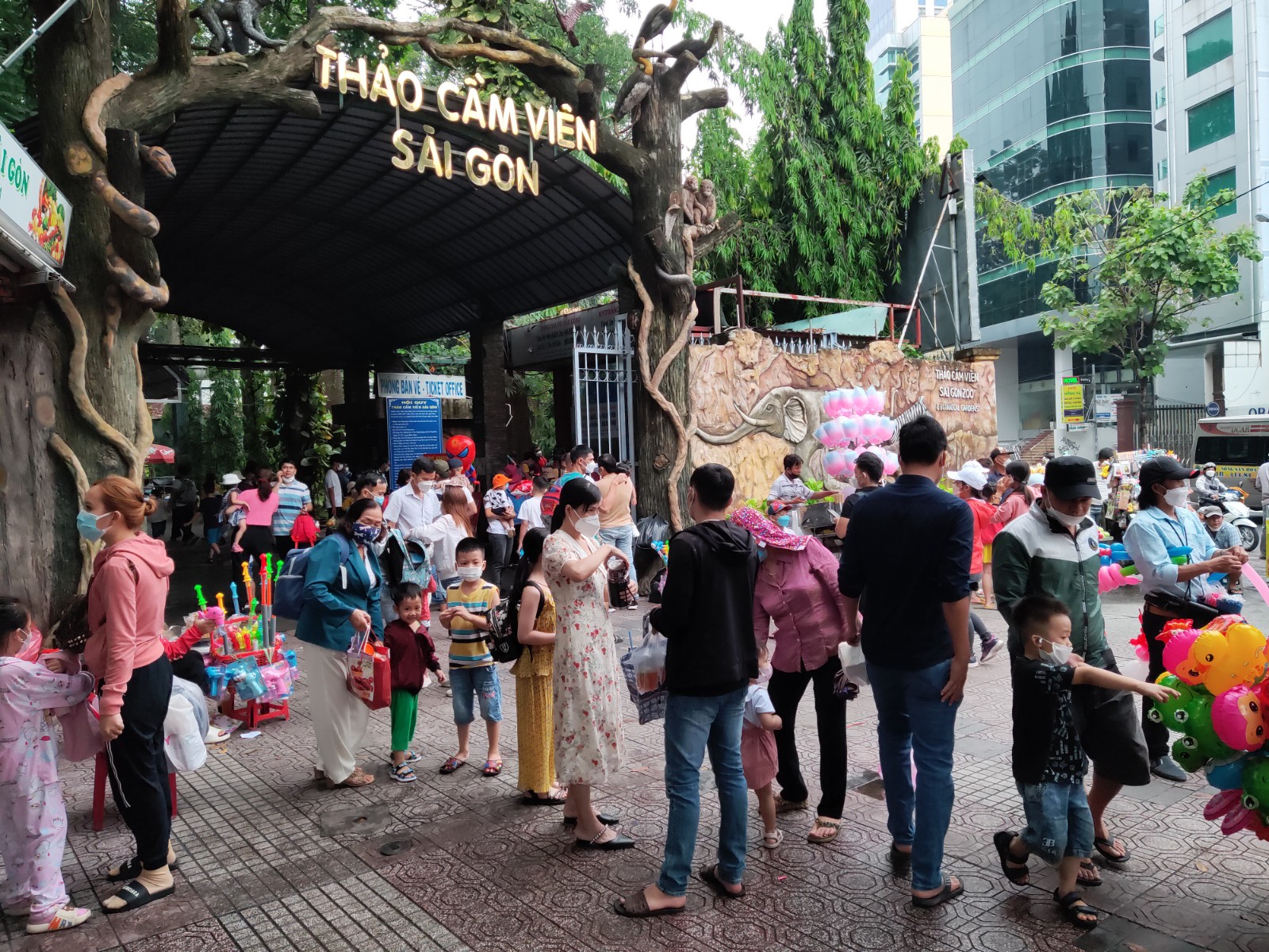 Visitors throng entertainment sites in Ho Chi Minh City as public holiday begins