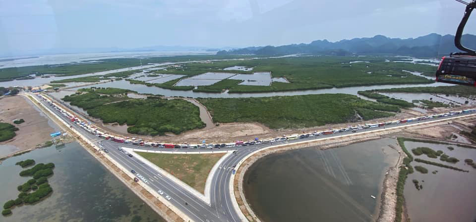 Bad weather, tourist surge cause overcrowding at northern Vietnam ferry station