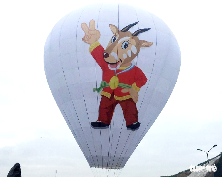 Thousands watch hot-air balloon performance marking 31st SEA Games in Vietnam