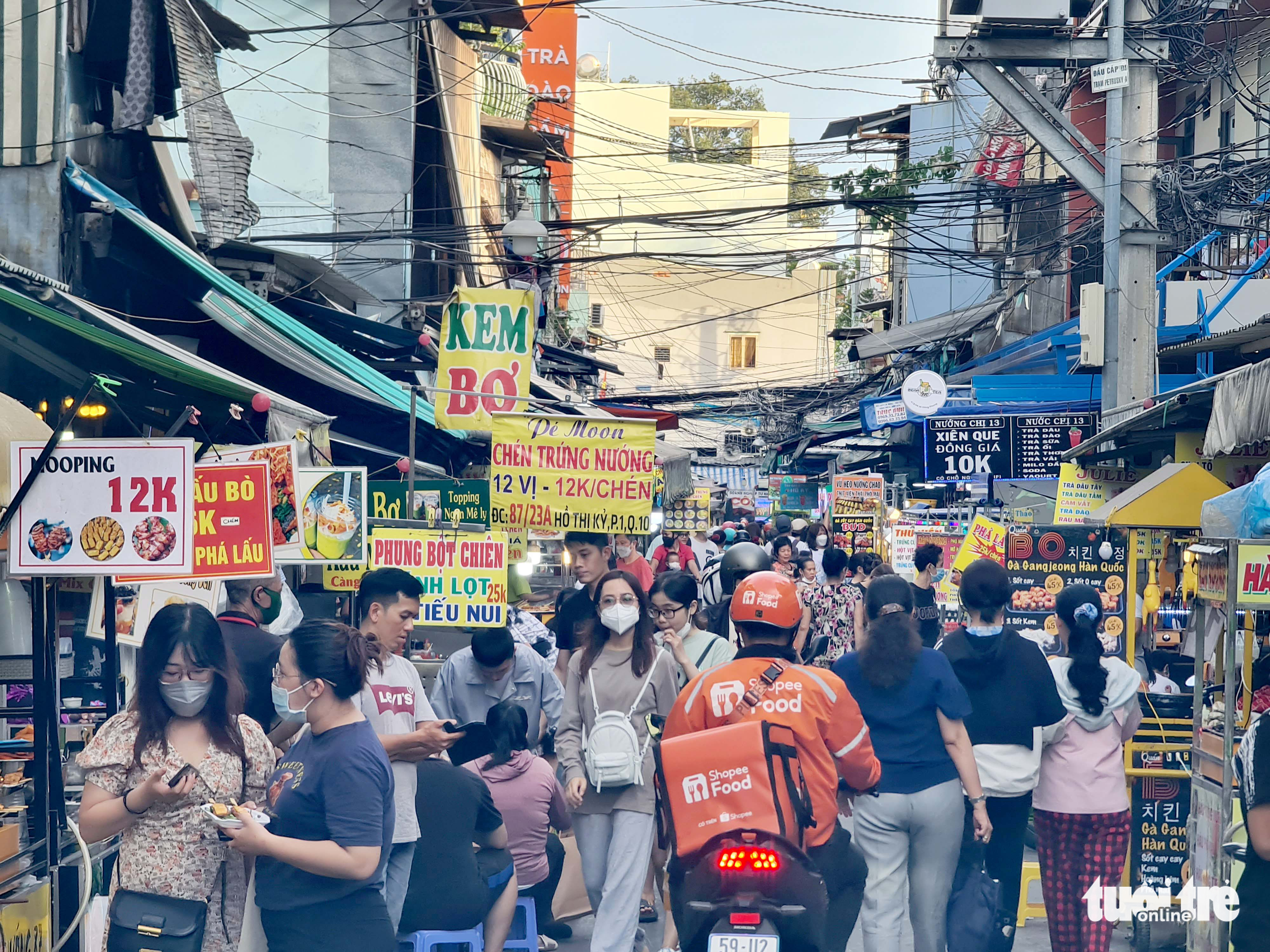 Ho Chi Minh City markets filled with visitors as COVID-19 pandemic subsides