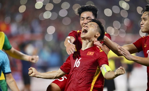 Vietnamese striker's bra-like vest during SEA Games semifinal
