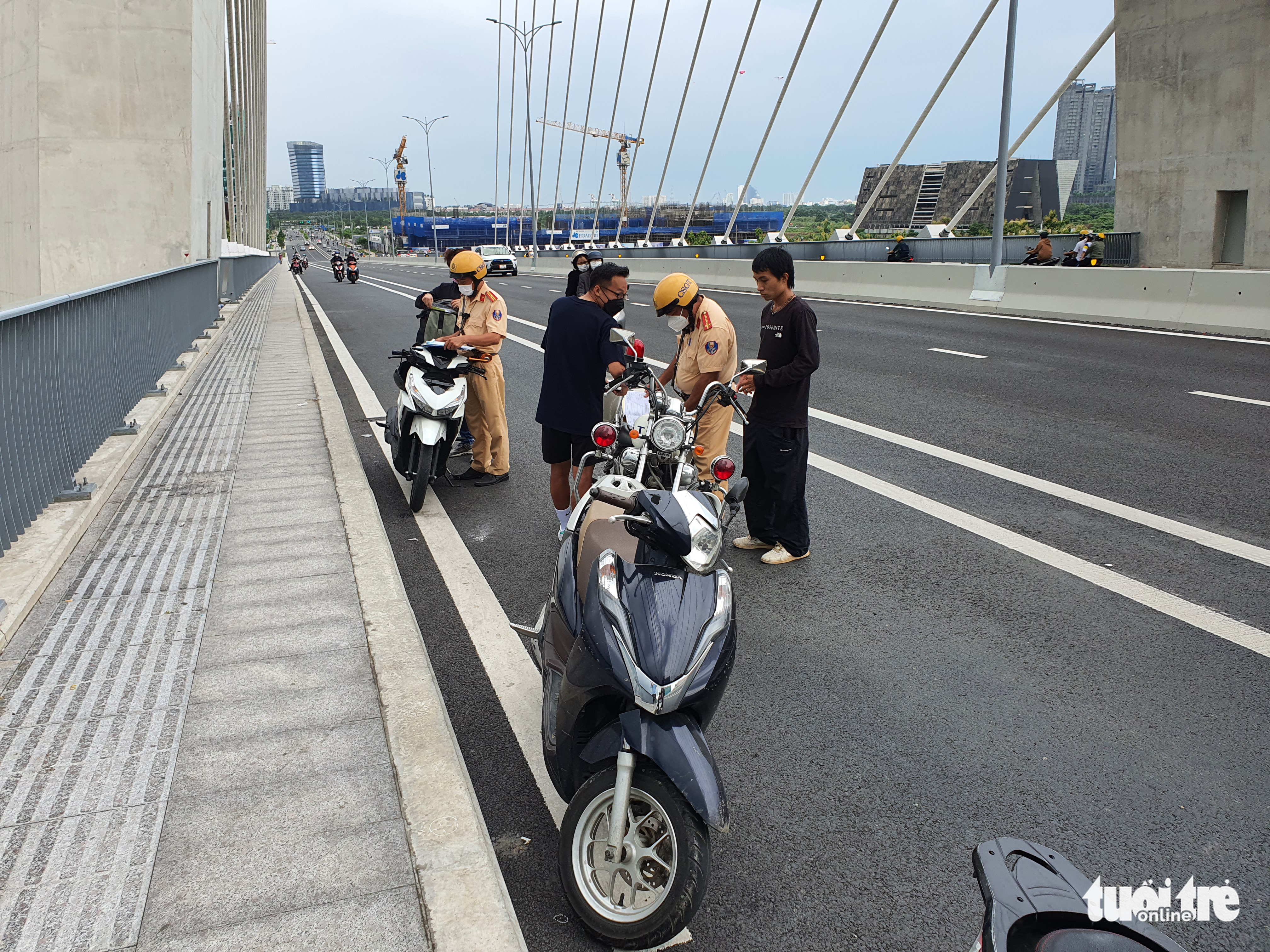 Authorities start crackdown on illegal parking on new bridge in Saigon