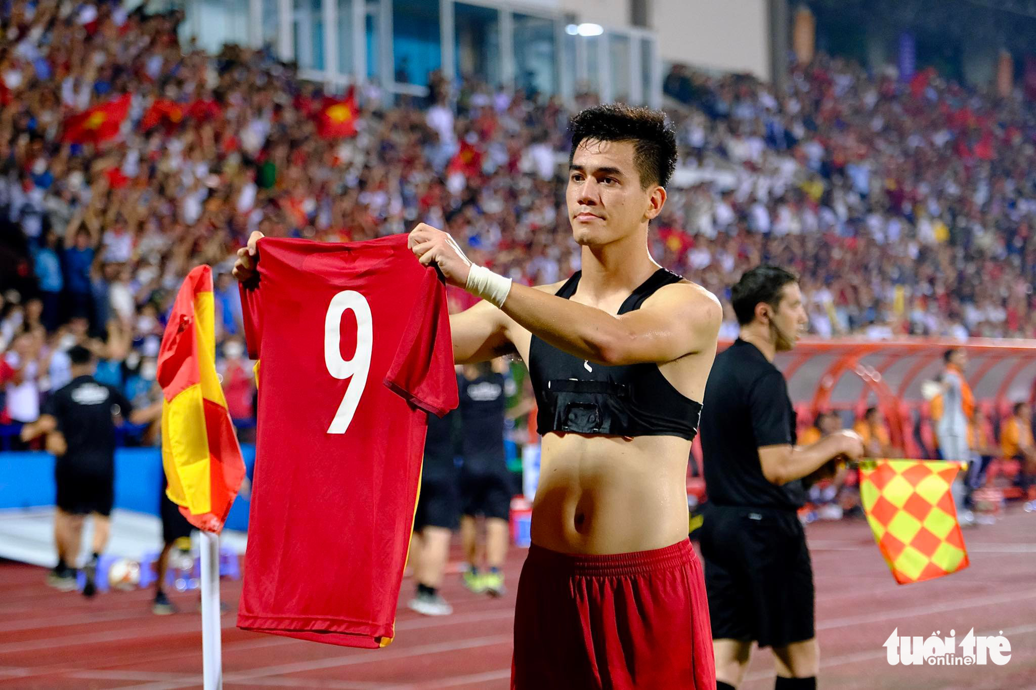 Vietnamese striker's bra-like vest during SEA Games semifinal grabs online  attention