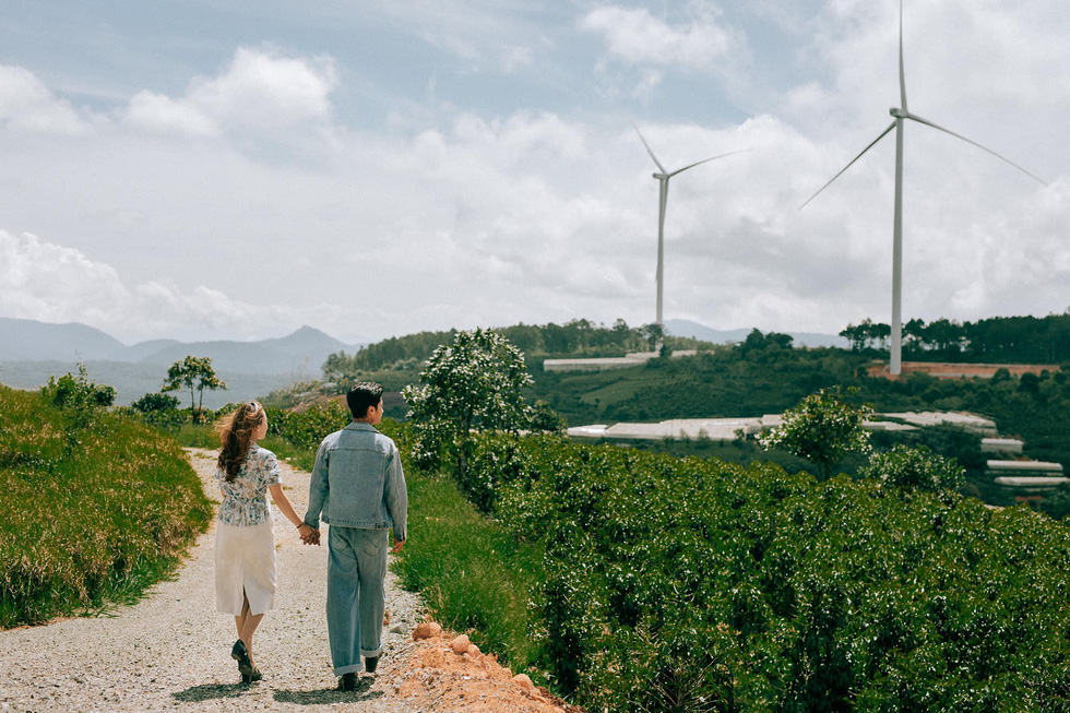 Da Lat’s new wind turbines are latest hotspot for those looking to snap perfect photos