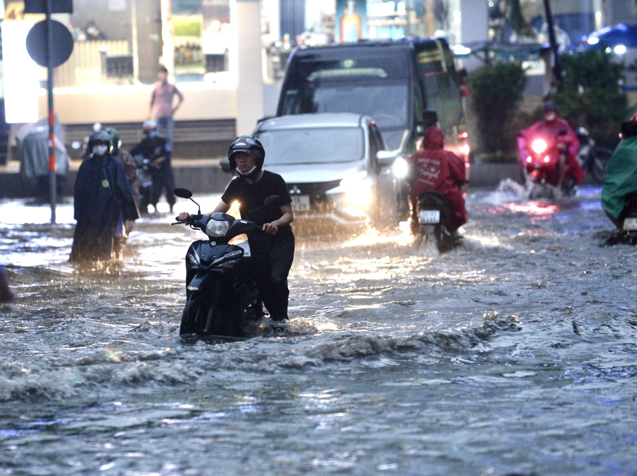 Prolonged downpour submerges streets in Ho Chi Minh City