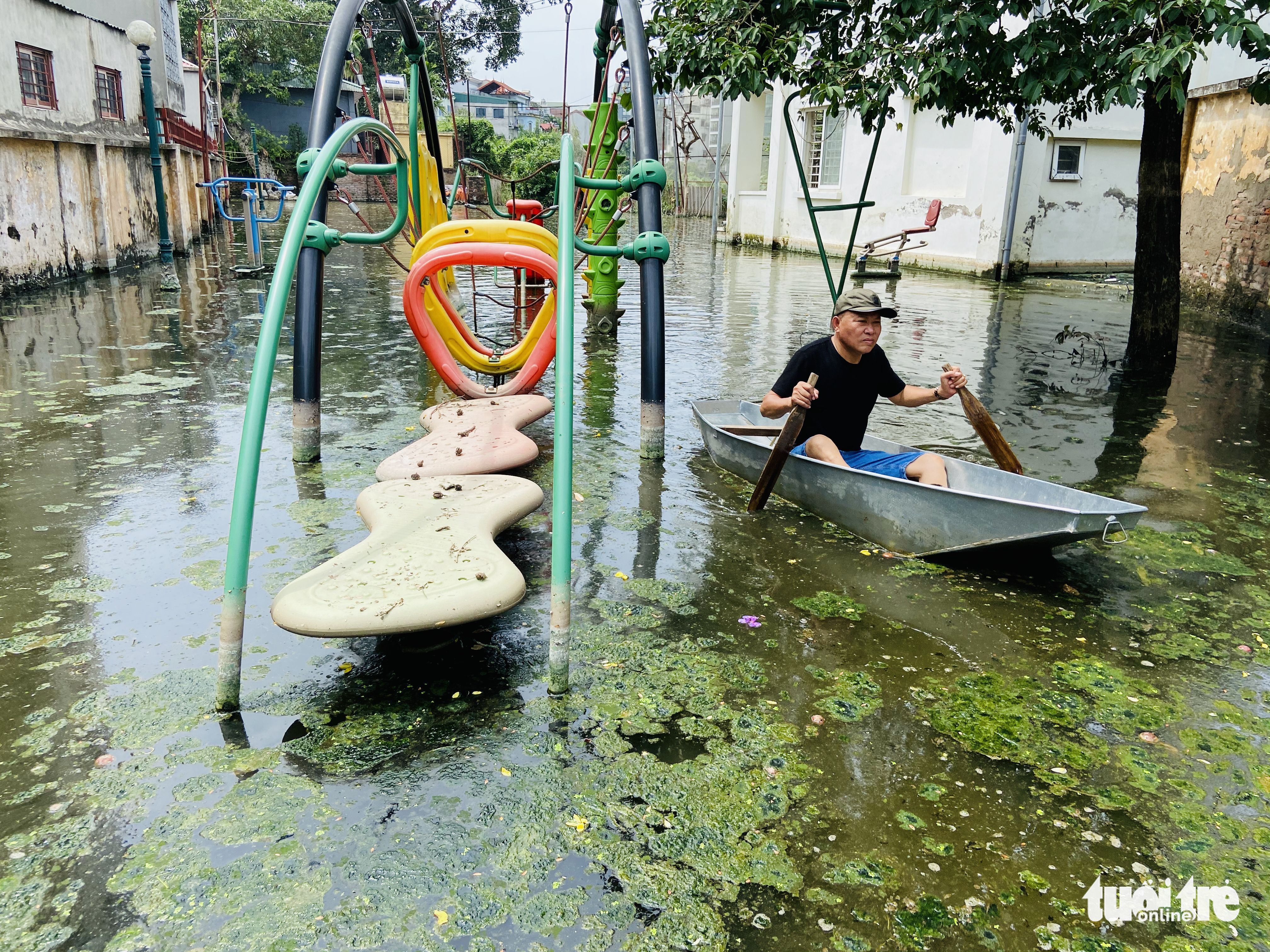 Heavy rain leaves residents traveling by boat for 10 days in Hanoi neighborhood