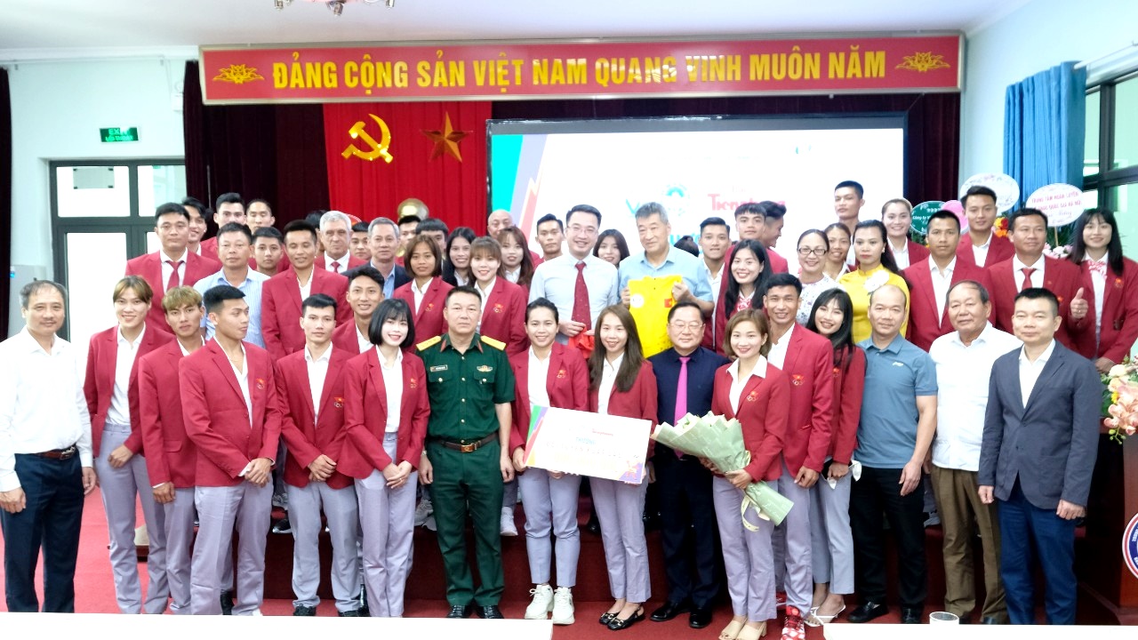 $43,000 award presented to Vietnamese athletics team after leading achievement at SE Asian Games